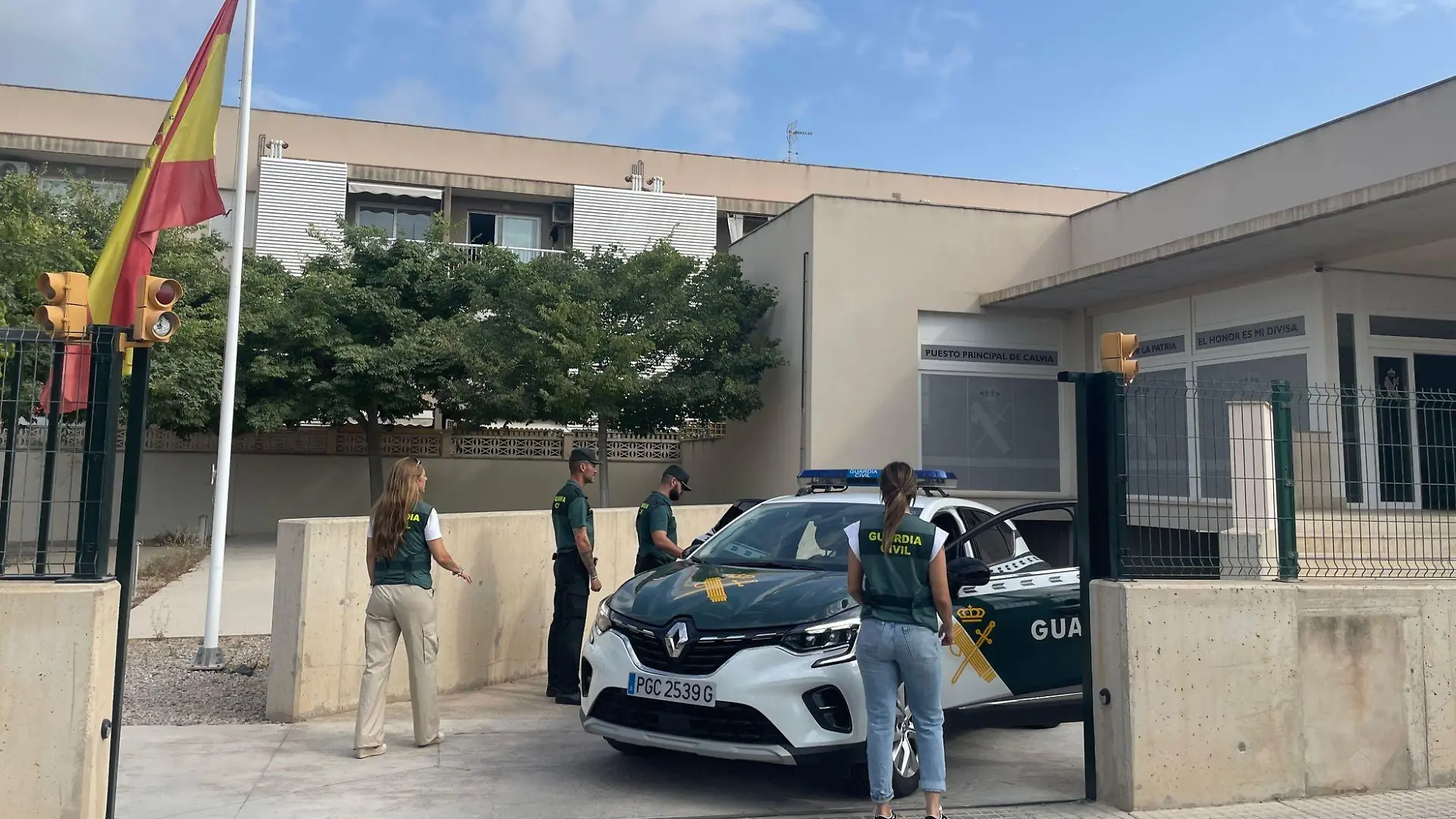 Spanische Polizeieinheit kann mutmaßliche Vergewaltiger kurz vor ihrer Ausreise am Flughafen festnehmen