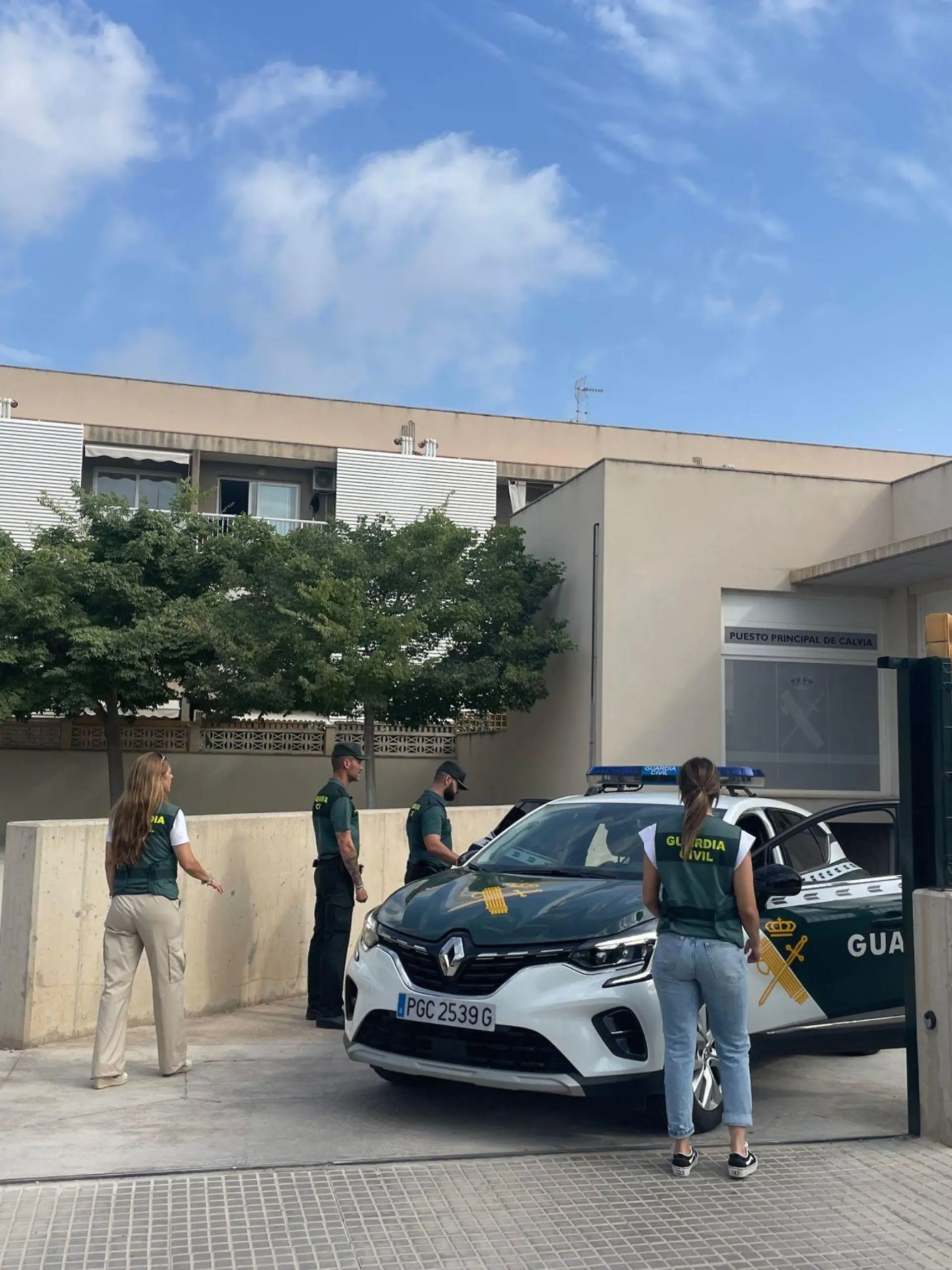 Spanische Polizeieinheit kann mutmaßliche Vergewaltiger kurz vor ihrer Ausreise am Flughafen festnehmen