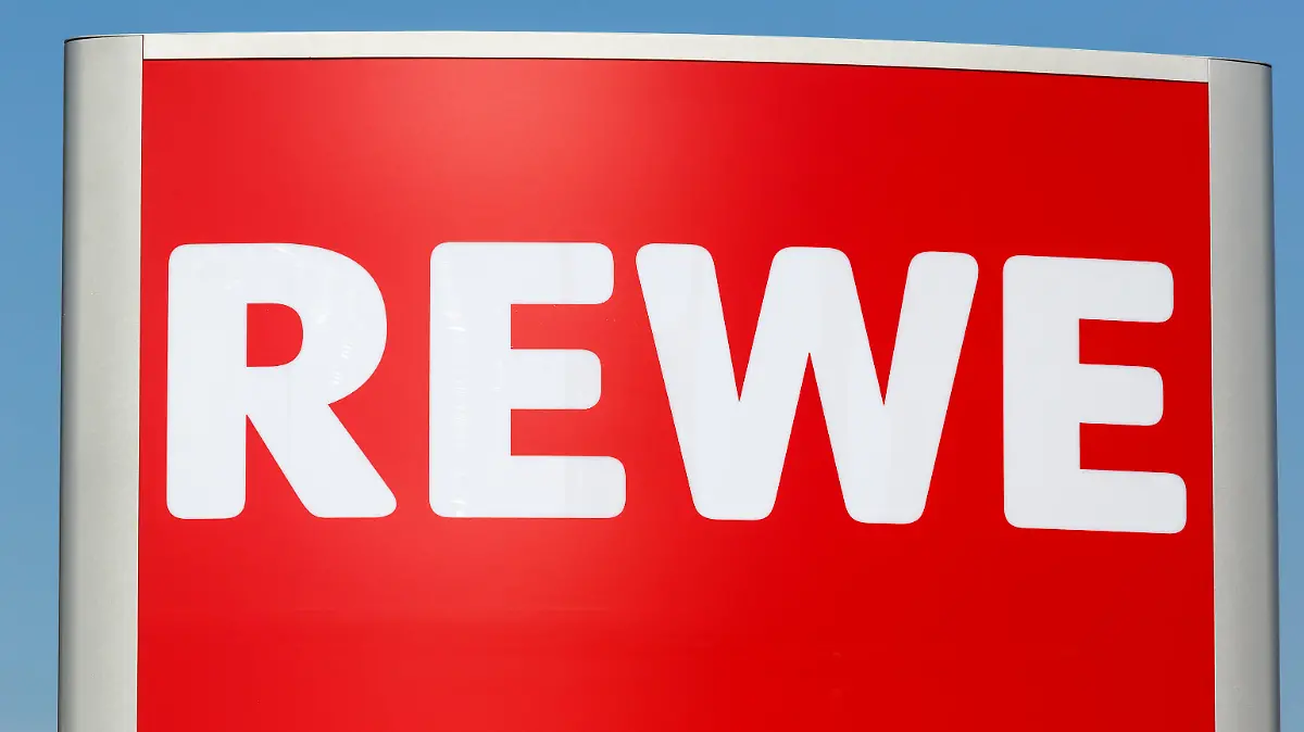 Stuttgart Deutschland 17 Mai 2020: REWE Logo Symbol Zeichen Supermarkt Lebensmittel Laden Geschäft in Stuttgart