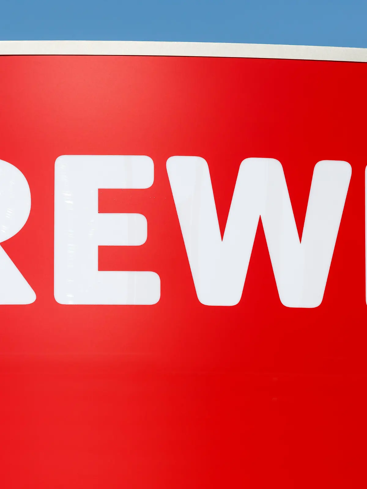 Stuttgart Deutschland 17 Mai 2020: REWE Logo Symbol Zeichen Supermarkt Lebensmittel Laden Geschäft in Stuttgart