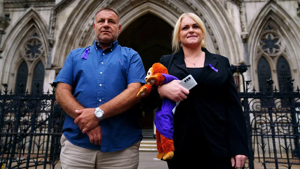 ARCHIV - 22.07.2022, Großbritannien, London: Paul Battersbee und Hollie Dance, die Eltern von Archie Battersbee. dem zwölfjährigen Jungen, der nach einem schweren Hirnschaden vor drei Monaten im Koma liegt. Er muss von Ärzten keine lebenserhaltenden Maßnahmen mehr bekommen. Ein Berufungsgericht lehnte am Montag, 25.07.2022 den Antrag von Archies Eltern ab. (zu dpa Unheilbar kranker Junge in England muss nicht weiter beatmet werden) Foto: Victoria Jones/PA Wire/dpa +++ dpa-Bildfunk +++
