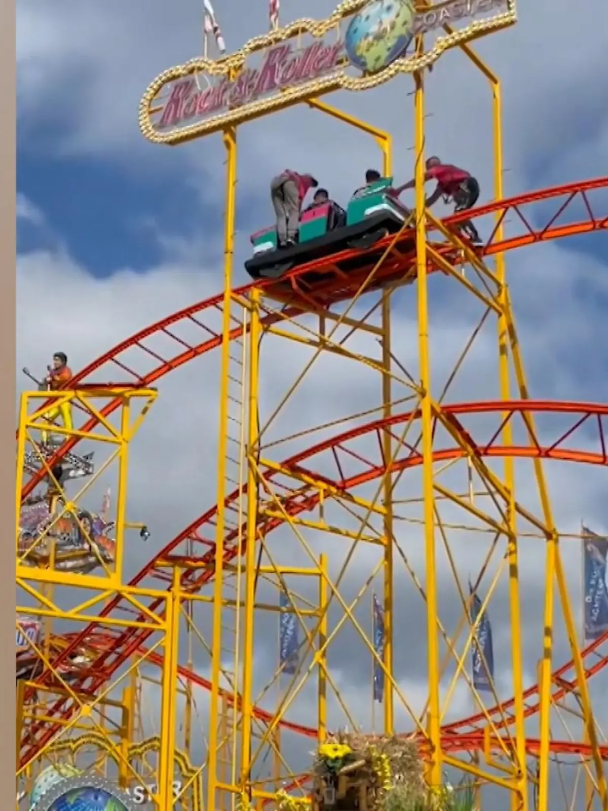 Auf der Kirmes Hamburger Dom ist ein Achterbahn-Wagon stecken geblieben. Die Fahrt wurde aber nicht nur für die Passagiere zum Abenteuer, sondern auch für die Mitarbeiter. Denn die kletterten ungesichert auf die Achterbahn.
