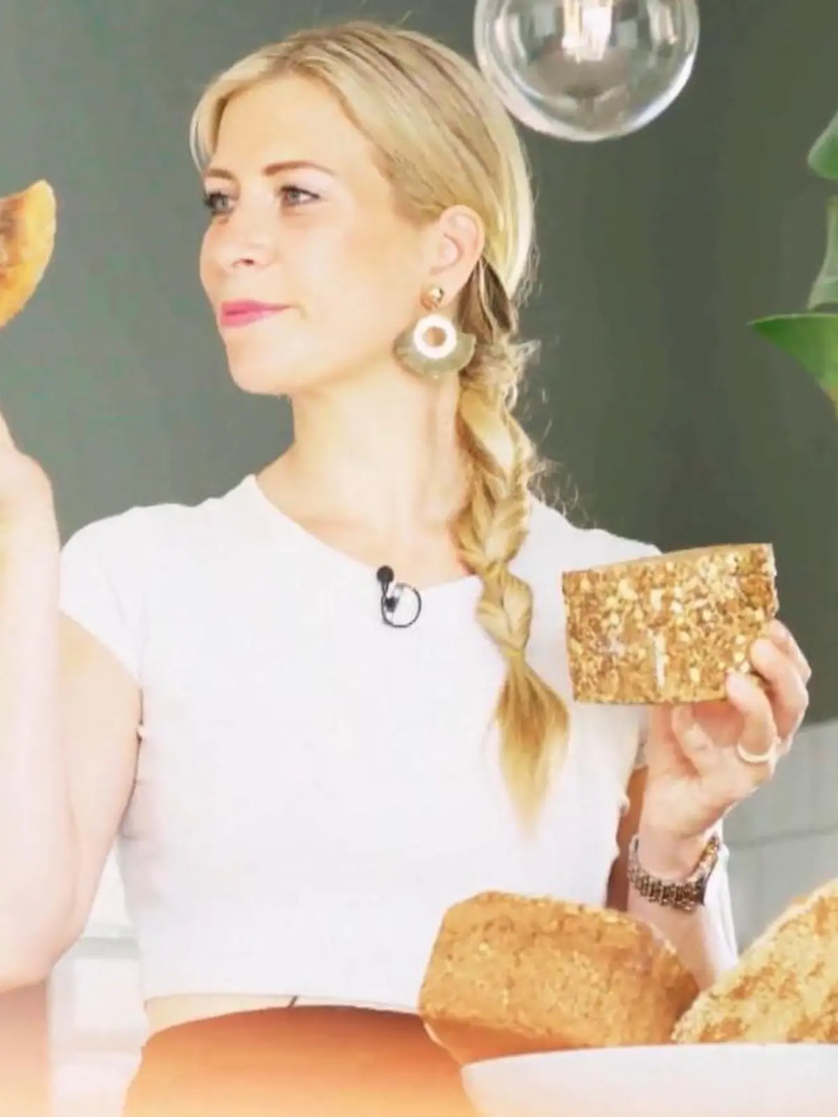 Weißbrot und andere leere Kohlenhydrate sind ungesund und machen dick. Davon haben Sie mit Sicherheit schon mal gehört. Doch laut einer israelischen Studie stimmt das gar nicht. RTL-Reporterin Julia Kaps wagt den Selbstversuch.