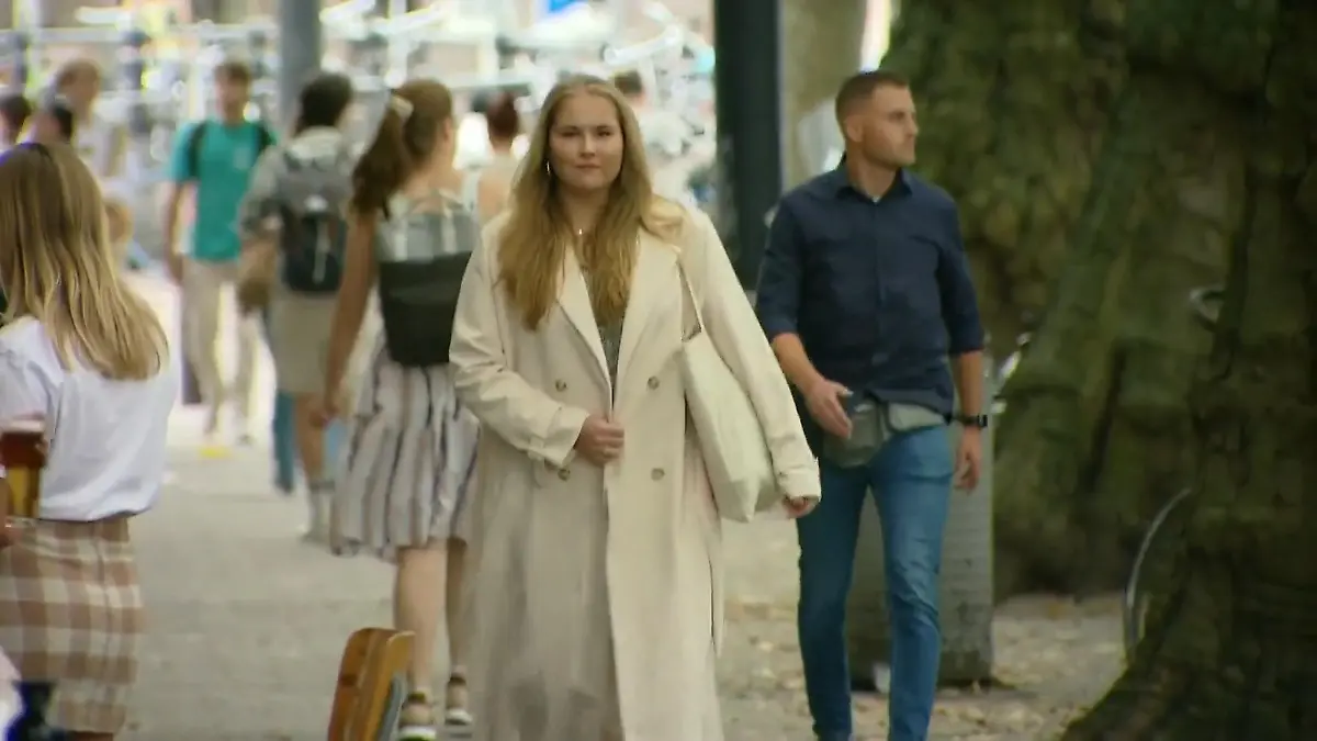 Kronprinzessin Amalia ist ein Star an ihrer Uni Ganz schön viele Paparazzi