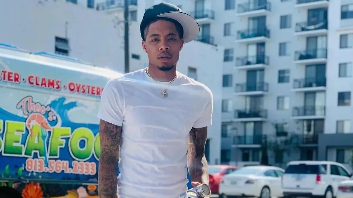 US-Rapper Rollie Bands steht auf einem Parkplatz