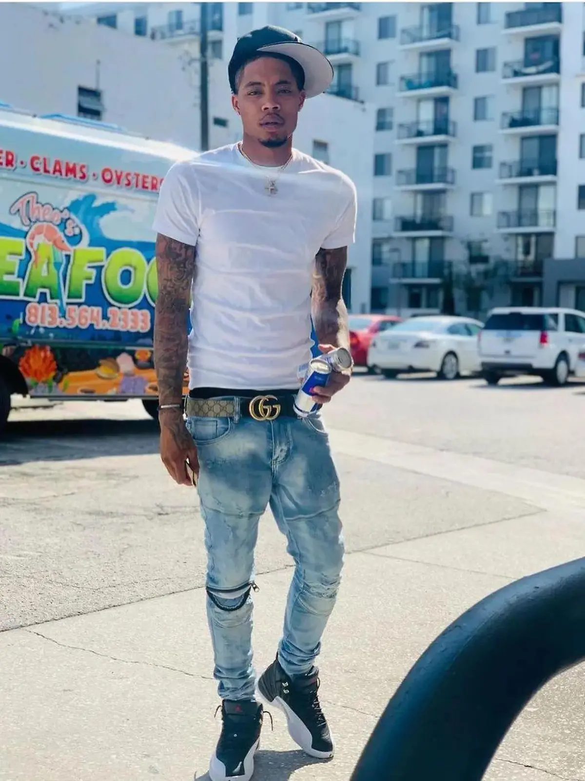 US-Rapper Rollie Bands steht auf einem Parkplatz