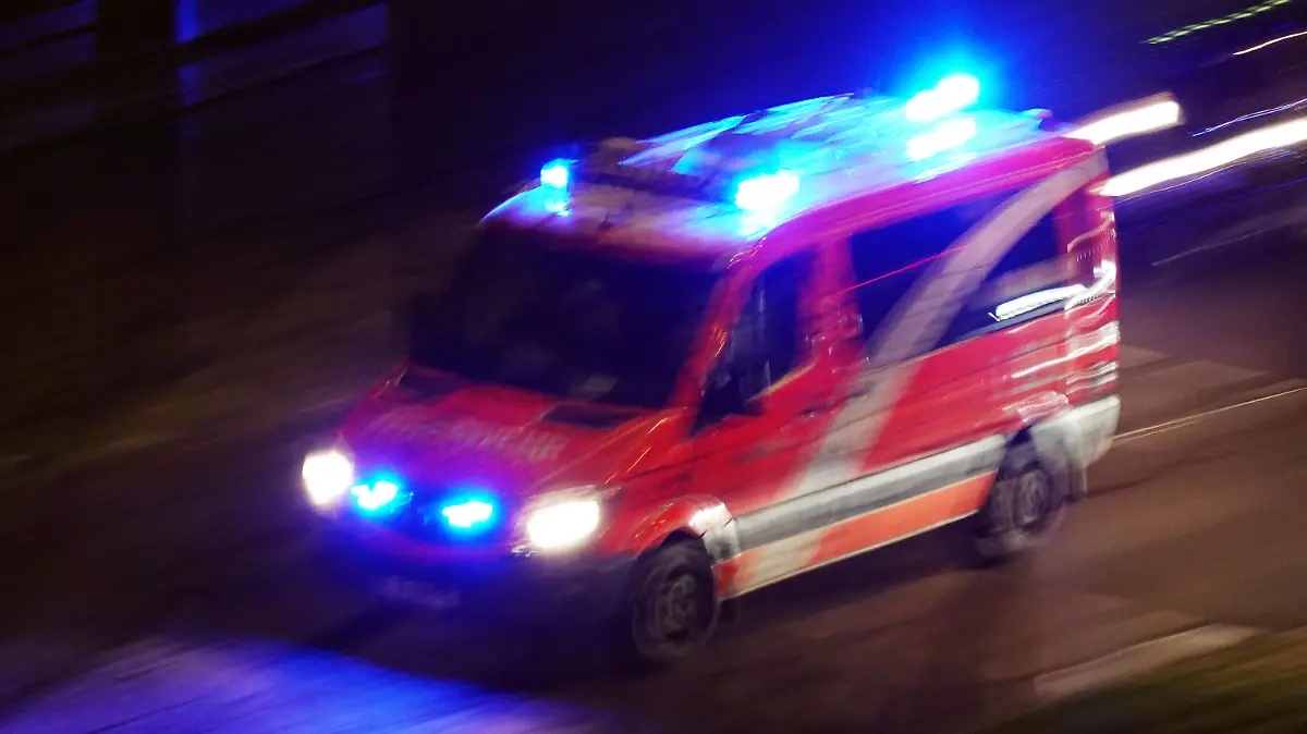02.12.2021, Berlin, GER - Notarztwagen der Berliner Feuerwehr bei Nacht auf Einsatzfahrt. 112, Alltag, Ambulanz, Arzt, Aufsicht, aussen, Aussenaufnahme, Berlin, Bewegungsunschaerfe, Blaulicht, Blaulichtfahrt, deutsch, Deutschland, dunkel, Dunkelheit, Dynamik, dynamisch, Einsatz, Erste Hilfe, Europa, europaeisch, Fahrzeug, Feuerwehr, Gesellschaft, Helfer, Hilfe, Jahreszeit, Job, Krankenwagen, Nacht, Nachtaufnahme, nachts, niemand, Not, Notarzt, Notdienst, Noteinsatz, Notfall, Nothelfer, Nothilfe, Notruf, Personenschaden, PKW, QF, Querformat, Retter, Rettung, Rettungsdienst, Rettungsdienstwagen, Rettungseinsatz, Rettungsfahrt, Rettungswagen, Rettungswesen, RTW, schnell, Schnelligkeit, Stadt, Stadtverkehr, Strasse, Strassenszene, Strassenverk 