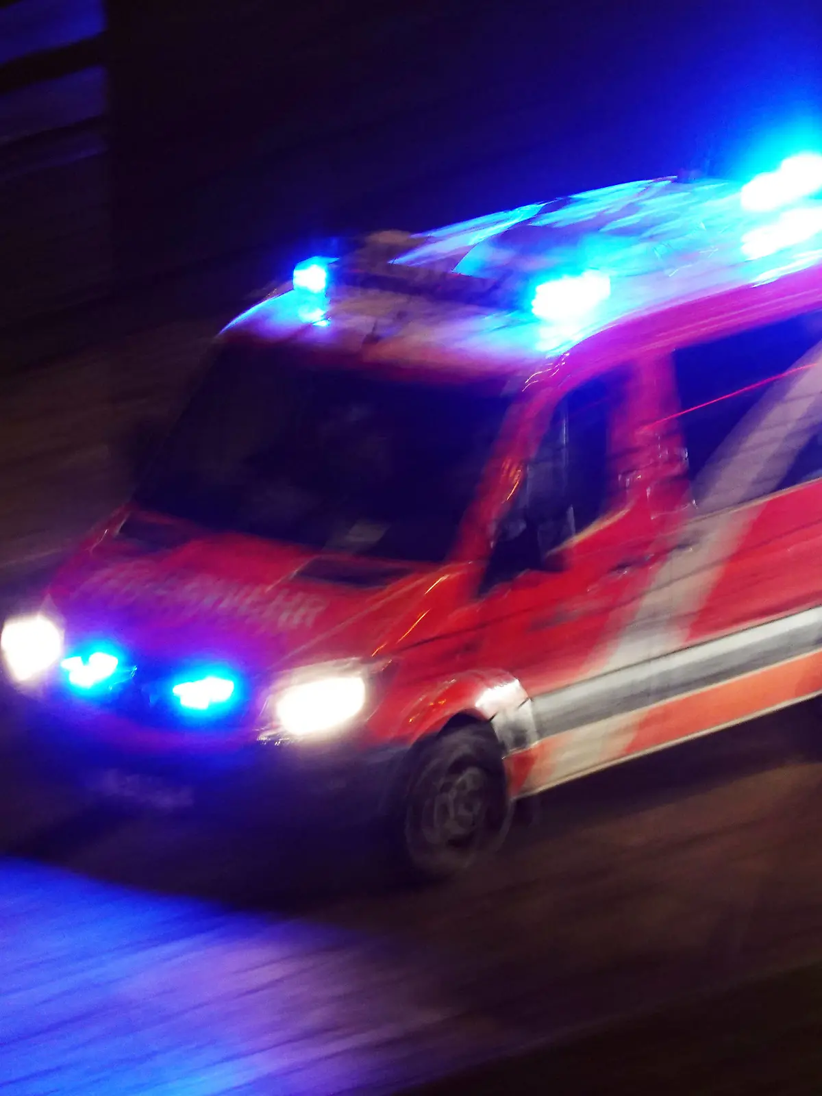 02.12.2021, Berlin, GER - Notarztwagen der Berliner Feuerwehr bei Nacht auf Einsatzfahrt. 112, Alltag, Ambulanz, Arzt, Aufsicht, aussen, Aussenaufnahme, Berlin, Bewegungsunschaerfe, Blaulicht, Blaulichtfahrt, deutsch, Deutschland, dunkel, Dunkelheit, Dynamik, dynamisch, Einsatz, Erste Hilfe, Europa, europaeisch, Fahrzeug, Feuerwehr, Gesellschaft, Helfer, Hilfe, Jahreszeit, Job, Krankenwagen, Nacht, Nachtaufnahme, nachts, niemand, Not, Notarzt, Notdienst, Noteinsatz, Notfall, Nothelfer, Nothilfe, Notruf, Personenschaden, PKW, QF, Querformat, Retter, Rettung, Rettungsdienst, Rettungsdienstwagen, Rettungseinsatz, Rettungsfahrt, Rettungswagen, Rettungswesen, RTW, schnell, Schnelligkeit, Stadt, Stadtverkehr, Strasse, Strassenszene, Strassenverk 