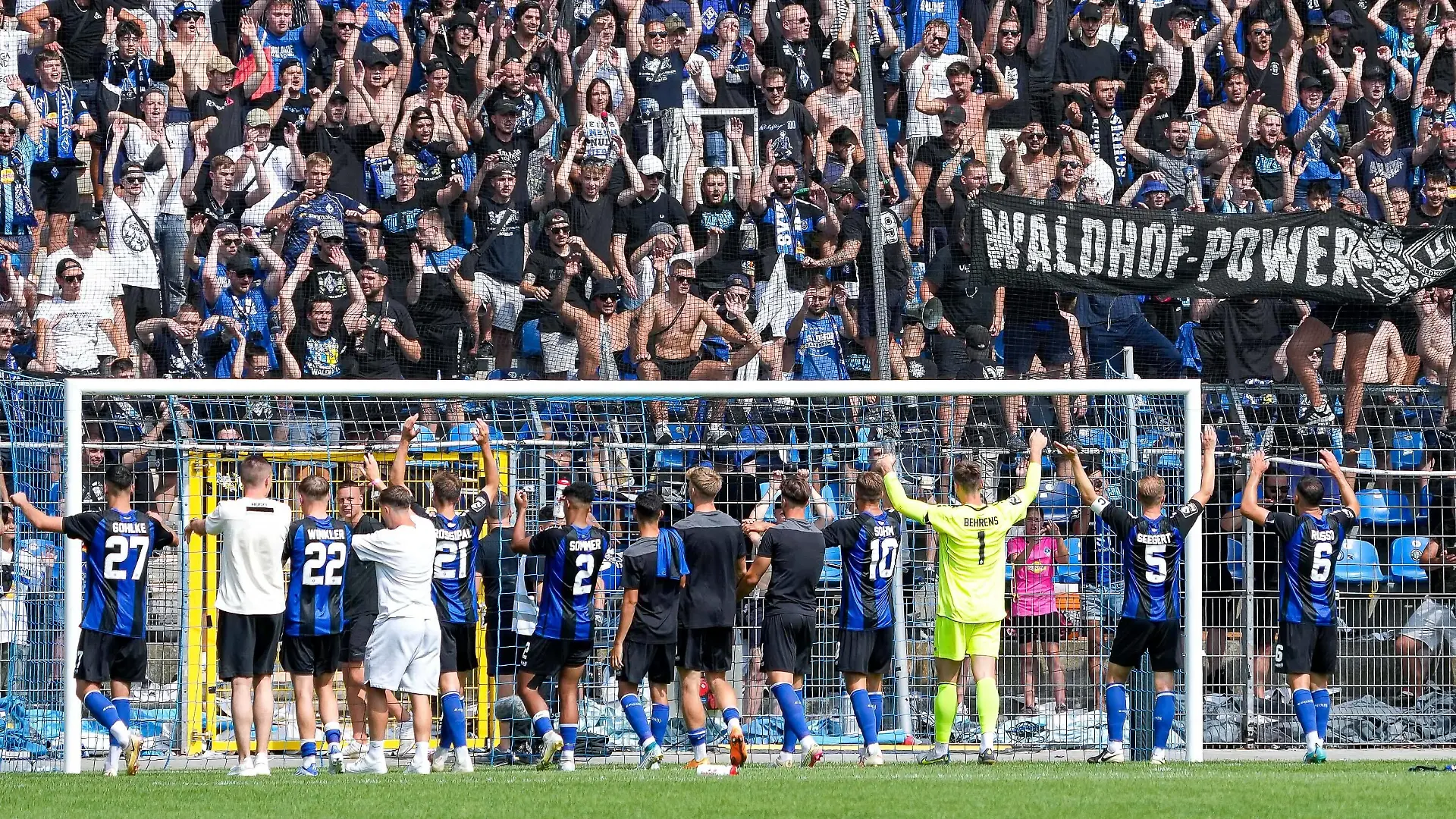 Spieler vom SV Waldhof Mannheim SVWM, Jubel nach dem Schlusspfiff, Sieg, Sieger, Gewinner, jubelt, jubeln, Freude, optimistisch, Highlight, Action, Aktion, 23.07.2022, Mannheim Deutschland, Fussball, 3. Liga, SV Waldhof Mannheim - FC Viktoria Köln, DFB/DFL REGULATIONS PROHIBIT ANY USE OF PHOTOGRAPHS AS IMAGE SEQUENCES AND/OR QUASI-VIDEO. *** Players from SV Waldhof Mannheim SVWM , cheering after the final whistle, victory, winner, cheers, joy, optimistic, highlight, action, 23 07 2022, Mannheim Germany , football, 3 Liga, SV Waldhof Mannheim FC Viktoria Köln, DFB DFL REGULATIONS PROHIBIT ANY USE OF PHOTOGRAPHS AS IMAGE SEQUENCES AND OR QUASI VIDEO xozx