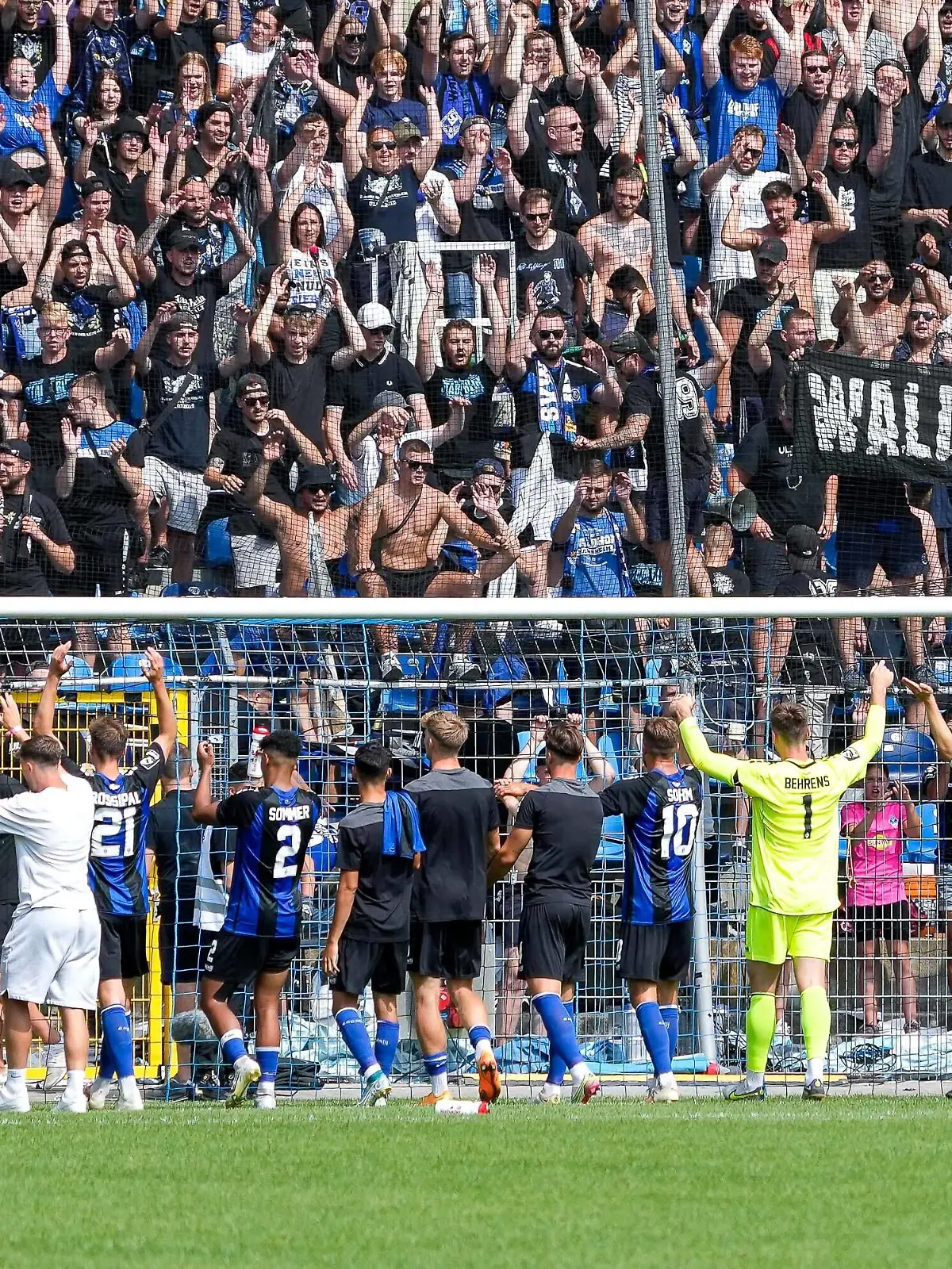 Spieler vom SV Waldhof Mannheim SVWM, Jubel nach dem Schlusspfiff, Sieg, Sieger, Gewinner, jubelt, jubeln, Freude, optimistisch, Highlight, Action, Aktion, 23.07.2022, Mannheim Deutschland, Fussball, 3. Liga, SV Waldhof Mannheim - FC Viktoria Köln, DFB/DFL REGULATIONS PROHIBIT ANY USE OF PHOTOGRAPHS AS IMAGE SEQUENCES AND/OR QUASI-VIDEO. *** Players from SV Waldhof Mannheim SVWM , cheering after the final whistle, victory, winner, cheers, joy, optimistic, highlight, action, 23 07 2022, Mannheim Germany , football, 3 Liga, SV Waldhof Mannheim FC Viktoria Köln, DFB DFL REGULATIONS PROHIBIT ANY USE OF PHOTOGRAPHS AS IMAGE SEQUENCES AND OR QUASI VIDEO xozx 