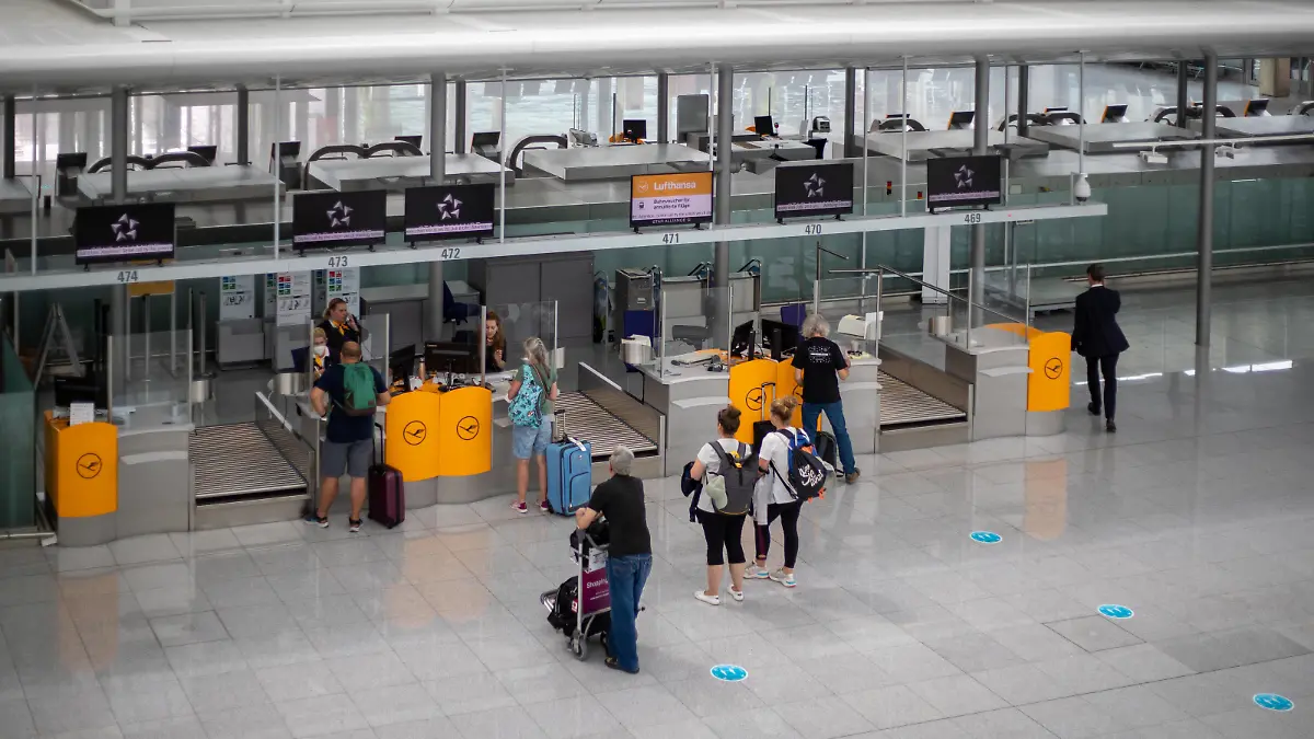  Streik am Flughafen: Lufthansa Flugverkehr weitgehend eingestellt Durch den Streik der Lufthansa Beschäftigen ist der Flughafen München deutlich leerer als üblich. Die meisten Flüge sind annulliert. Verdi hatte zum Warnstreik aufgerufen, um für 20.000 Beschäftigte in ganz Deutschland bessere Arbeitsbedigungen und einen höheren Lohn zu erkämpfen. -- Due to the striek of the Lufthansa employees the Munich Airport is far more empty than usual. The majority of the flights was cancelled. Verdi called for the warning strike to fight for better working conditions and higher wages for 20.000 Lufthansa employees all over Germany. München Bayern Deutschland Copyright: xAlexanderxPohlx