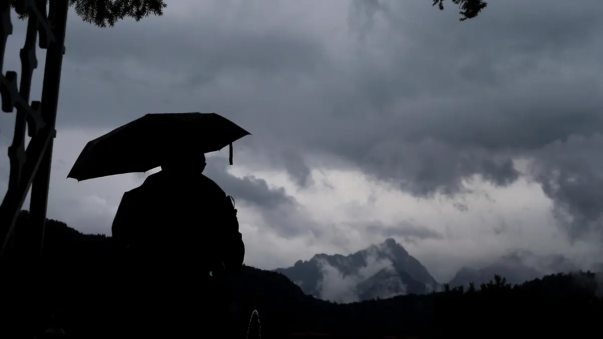 Düstere Wolken ziehen über Süden Teils schon herbstlich