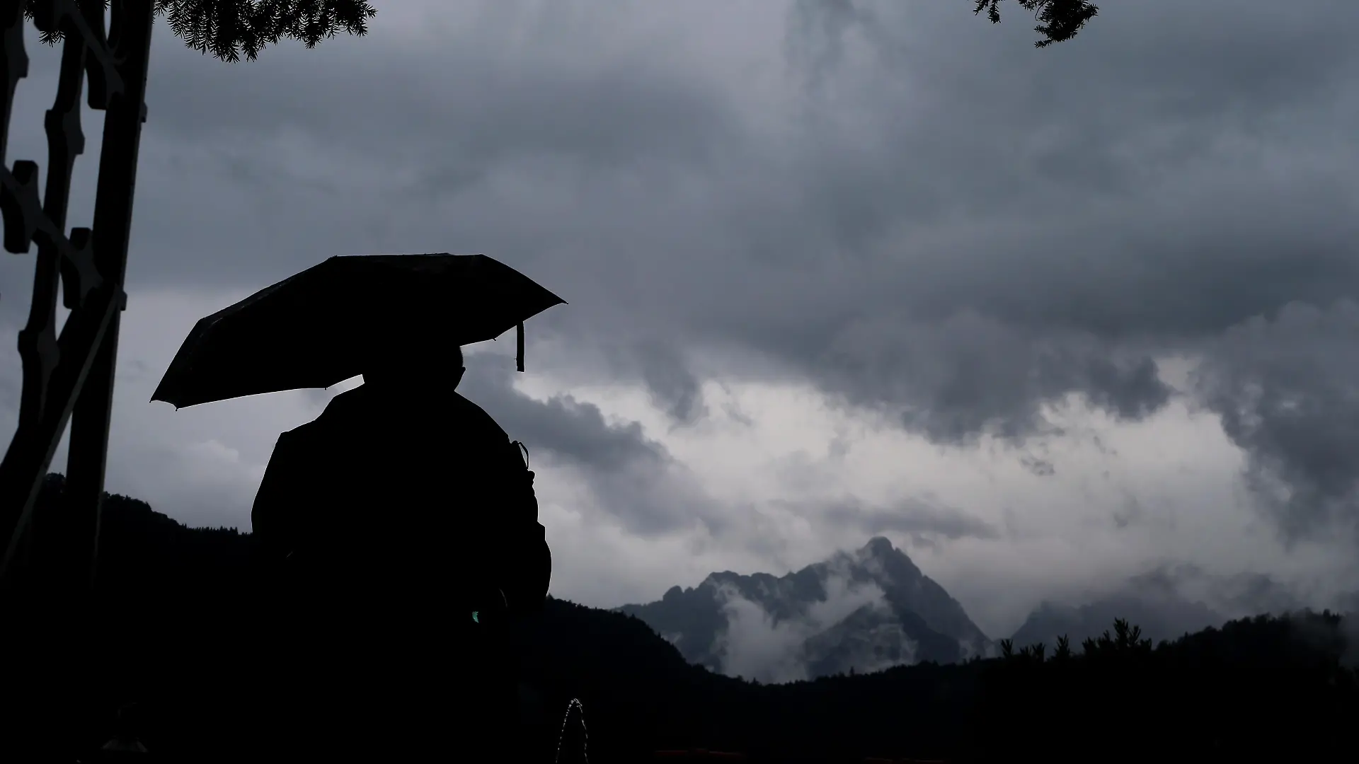 Düstere Wolken ziehen über Süden Teils schon herbstlich