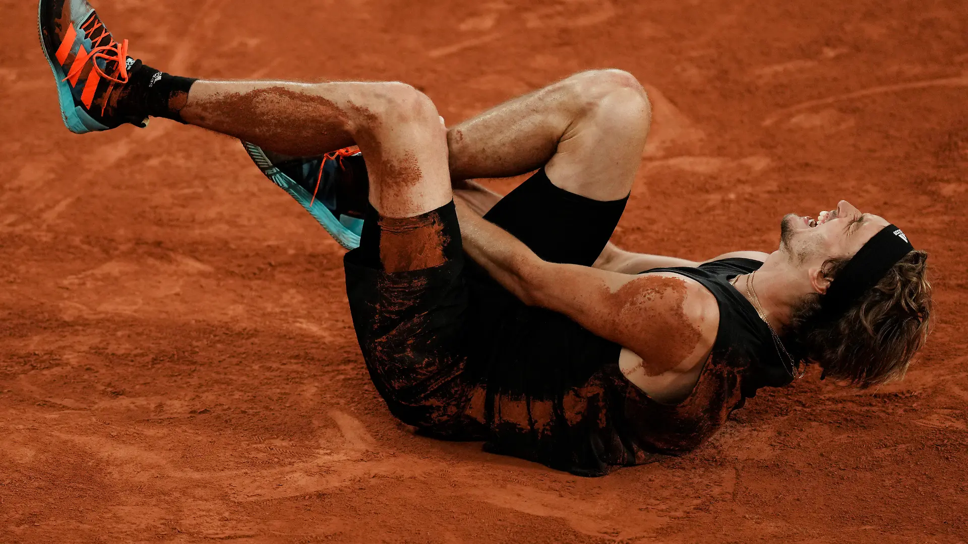 ARCHIV - 03.06.2022, Frankreich, Paris: Tennis: Grand Slam/ATP-Tour - French Open, Einzel, Herren, Halbfinale, Nadal (Spanien) - Zverev (Deutschland): Alexander Zverev hält sich schmerzverzerrt den rechten Fuß. Tennis-Profi Alexander Zverev hat sich nach seiner schweren Fußverletzung bei den French Open einer Operation unterzogen. (zu dpa: «Drei Bänder bei Zverev gerissen - Tennisprofi unterzieht sic») Foto: Thibault Camus/AP/dpa +++ dpa-Bildfunk +++