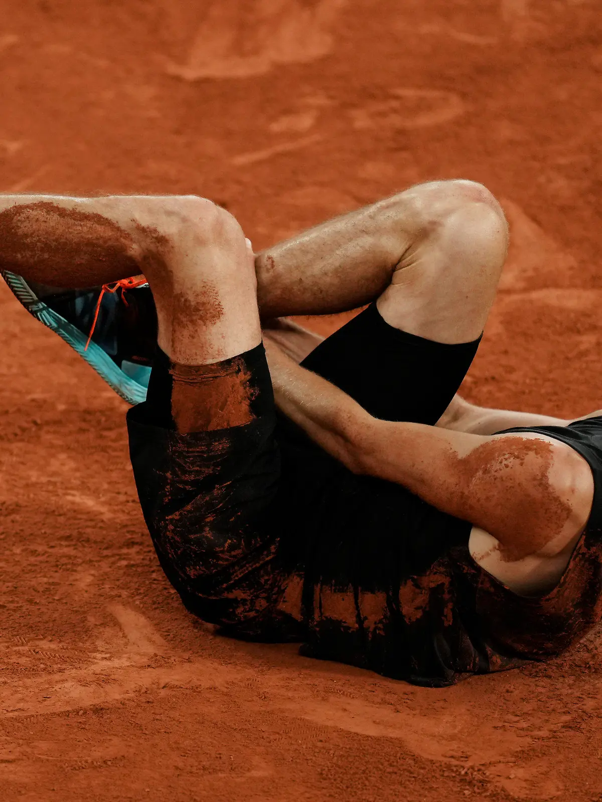 ARCHIV - 03.06.2022, Frankreich, Paris: Tennis: Grand Slam/ATP-Tour - French Open, Einzel, Herren, Halbfinale, Nadal (Spanien) - Zverev (Deutschland): Alexander Zverev hält sich schmerzverzerrt den rechten Fuß. Tennis-Profi Alexander Zverev hat sich nach seiner schweren Fußverletzung bei den French Open einer Operation unterzogen. (zu dpa: «Drei Bänder bei Zverev gerissen - Tennisprofi unterzieht sic») Foto: Thibault Camus/AP/dpa +++ dpa-Bildfunk +++