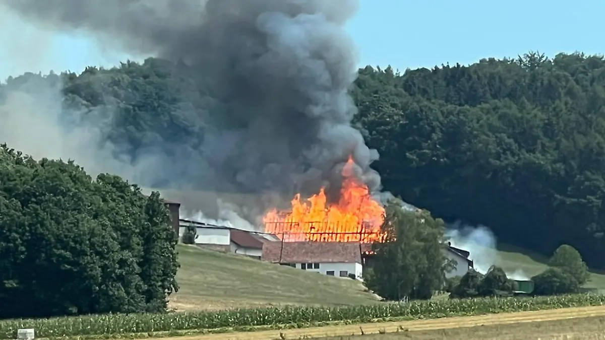 Die Scheune auf dem Hof von Familie Reith steht am 25. Juli lichterloh in Flammen - noch ist die Ursache für das Feuer unklar..