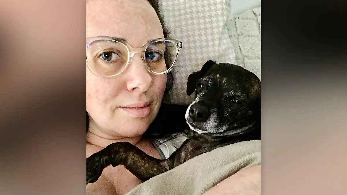 Etta Shaheen mit ihrem Hund