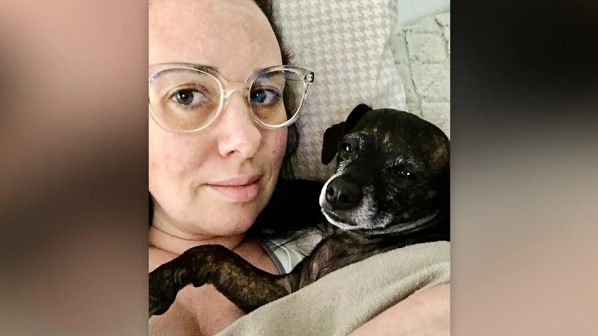 Etta Shaheen mit ihrem Hund