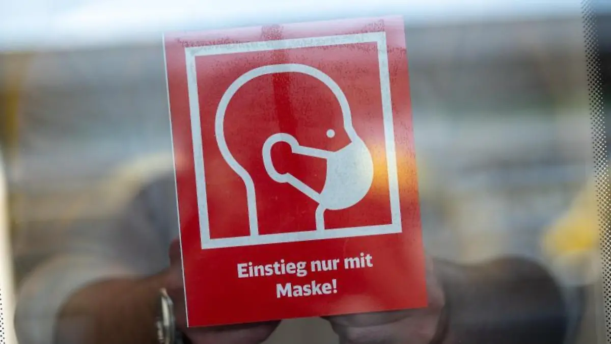 Hinweistafel zur Maskenpflicht im Zug