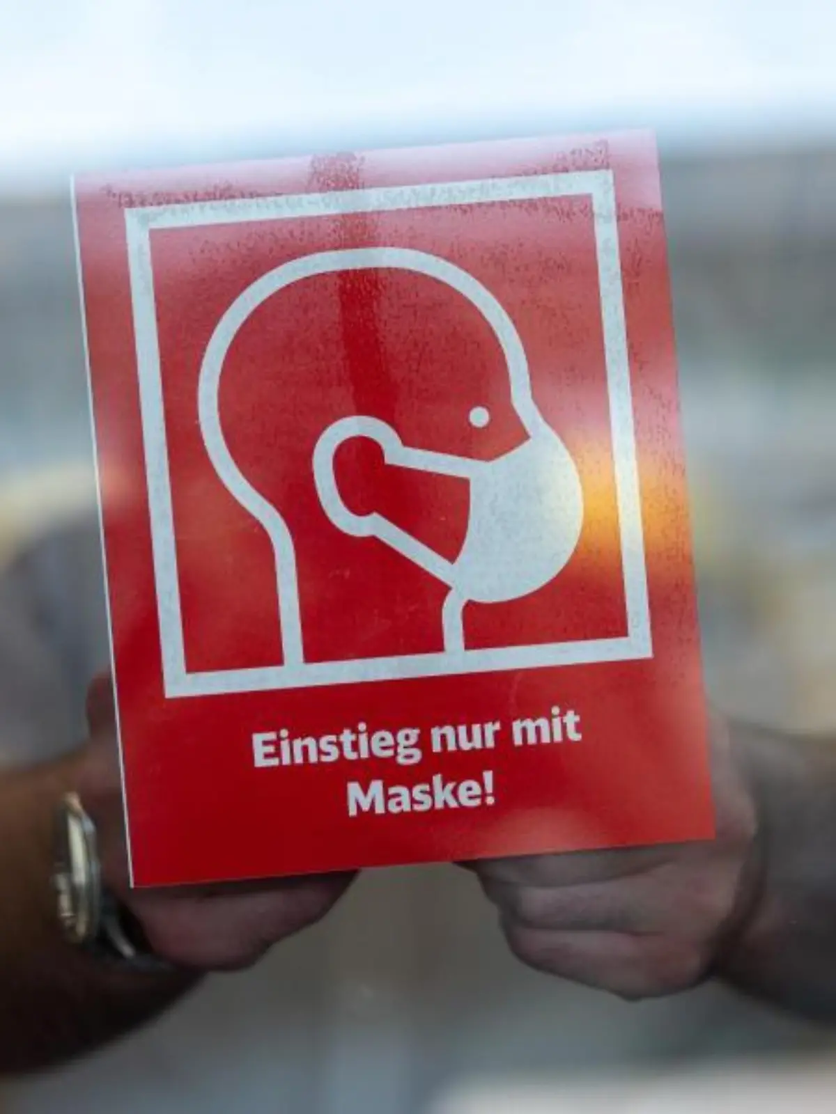 Hinweistafel zur Maskenpflicht im Zug