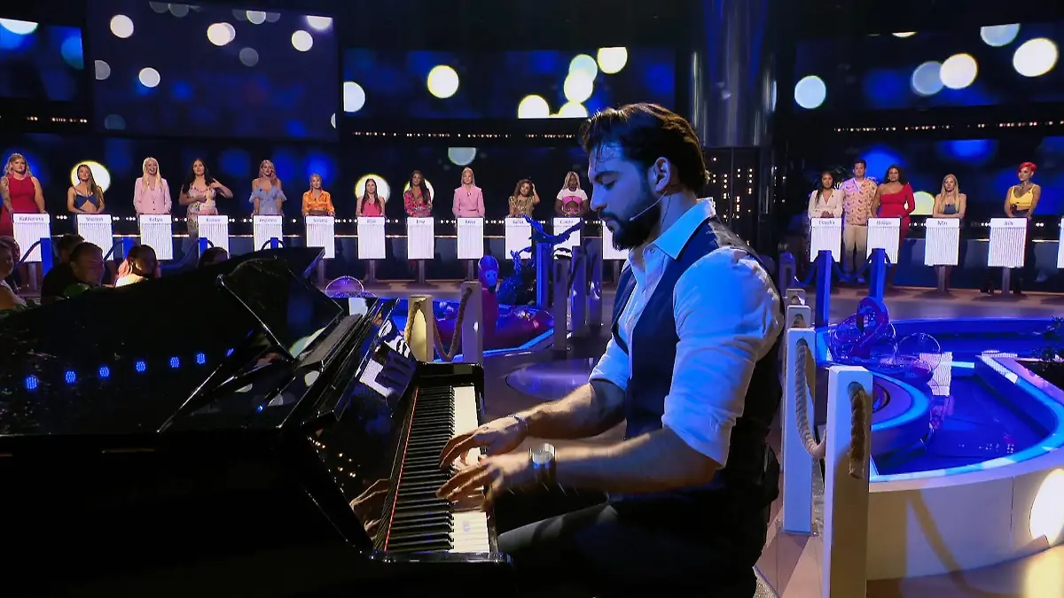Wer Klavier spielt hat Glück bei den Frauen? Take Me Out XXL: Kinan spielt für die Damen