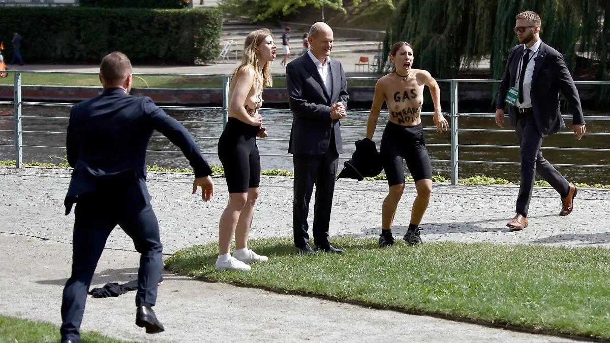 Aktivistinnen fragen Scholz nach Foto und ziehen blank Protest für sofortiges Gasembargo