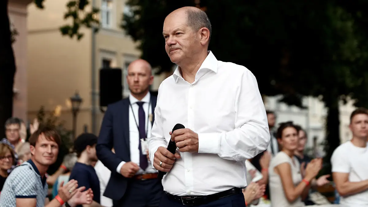 Scholz in Neuruppin mit Pfeifkonzert empfangen Protest von links und rechts