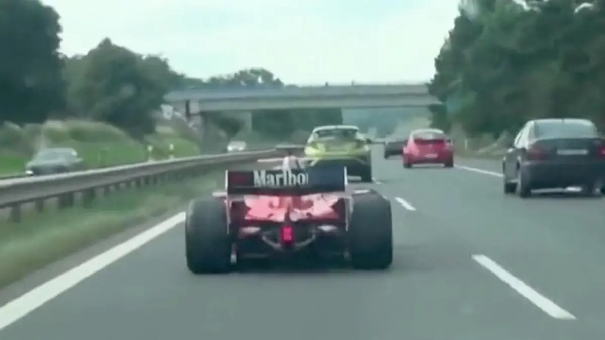 GP2-Rennwagen rast über tschechische Autobahn 620 PS, keine Straßenzulassung