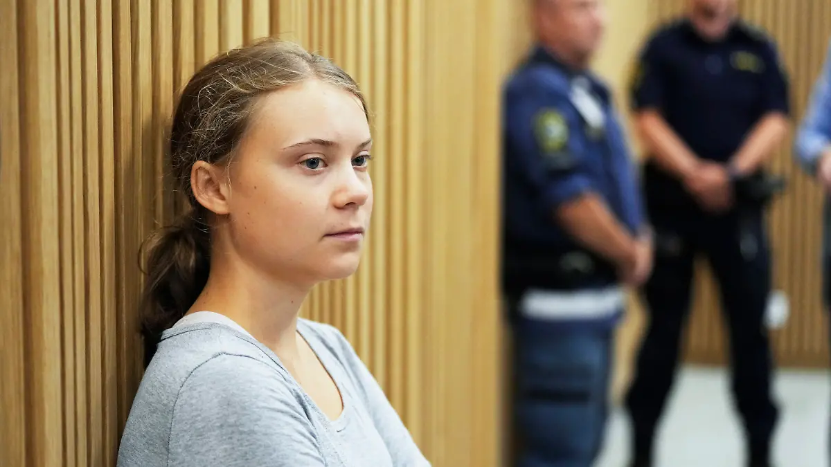 dpatopbilder - 24.07.2023, Schweden, Malmö: Greta Thunberg (l), Klimaaktivistin aus Schwden, wartet auf eine Gerichtsanhörung. Thunberg muss sich nach einer Protestaktion in der südschwedischen Stadt Malmö vor Gericht verantworten. Die Staatsanwaltschaft wirft ihr vor, Anweisungen der Polizei missachtet zu haben. Ihr droht ein Bußgeld. Foto: Pavel Golovkin/AP/dpa +++ dpa-Bildfunk +++