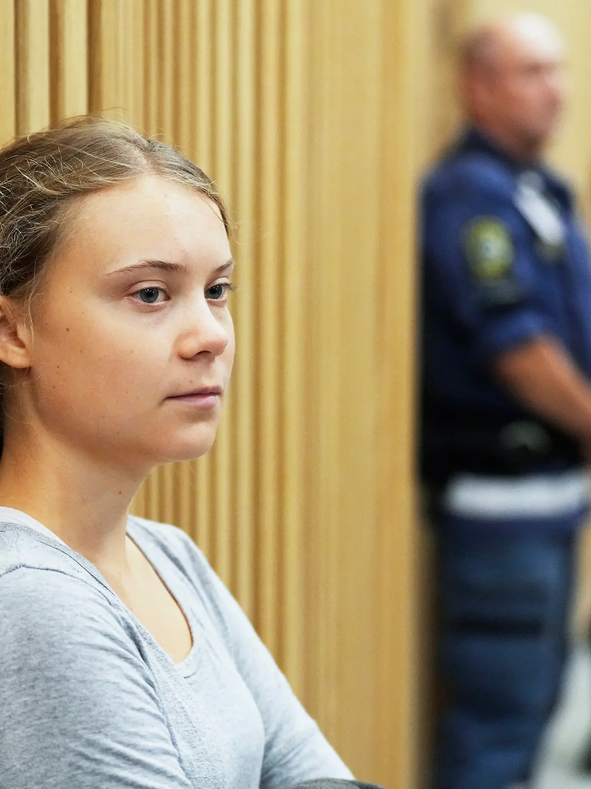 dpatopbilder - 24.07.2023, Schweden, Malmö: Greta Thunberg (l), Klimaaktivistin aus Schwden, wartet auf eine Gerichtsanhörung. Thunberg muss sich nach einer Protestaktion in der südschwedischen Stadt Malmö vor Gericht verantworten. Die Staatsanwaltschaft wirft ihr vor, Anweisungen der Polizei missachtet zu haben. Ihr droht ein Bußgeld. Foto: Pavel Golovkin/AP/dpa +++ dpa-Bildfunk +++