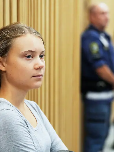 dpatopbilder - 24.07.2023, Schweden, Malmö: Greta Thunberg (l), Klimaaktivistin aus Schwden, wartet auf eine Gerichtsanhörung. Thunberg muss sich nach einer Protestaktion in der südschwedischen Stadt Malmö vor Gericht verantworten. Die Staatsanwaltschaft wirft ihr vor, Anweisungen der Polizei missachtet zu haben. Ihr droht ein Bußgeld. Foto: Pavel Golovkin/AP/dpa +++ dpa-Bildfunk +++