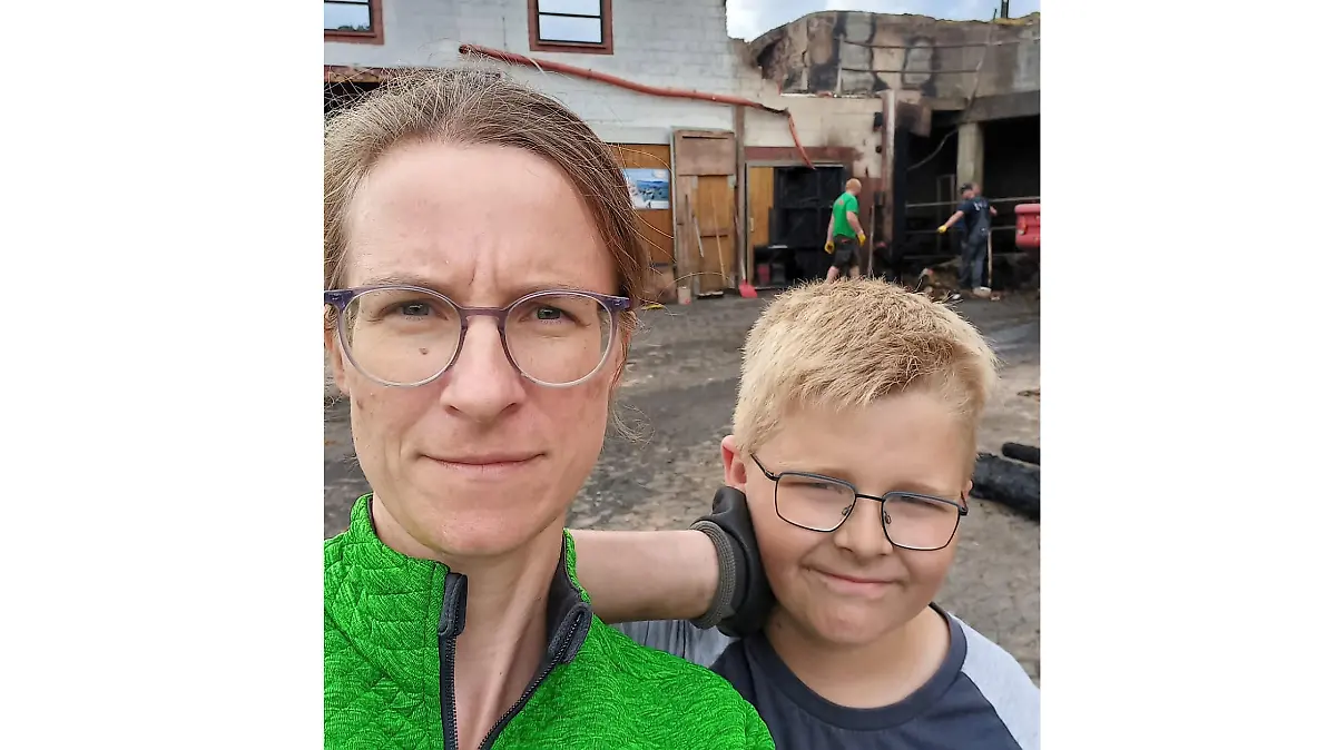 Der Stolz auf ihren Sohn überwiegt ihre Sorgen: Zwei Tag nach dem Brand schickt Diana Reith uns dieses Foto.