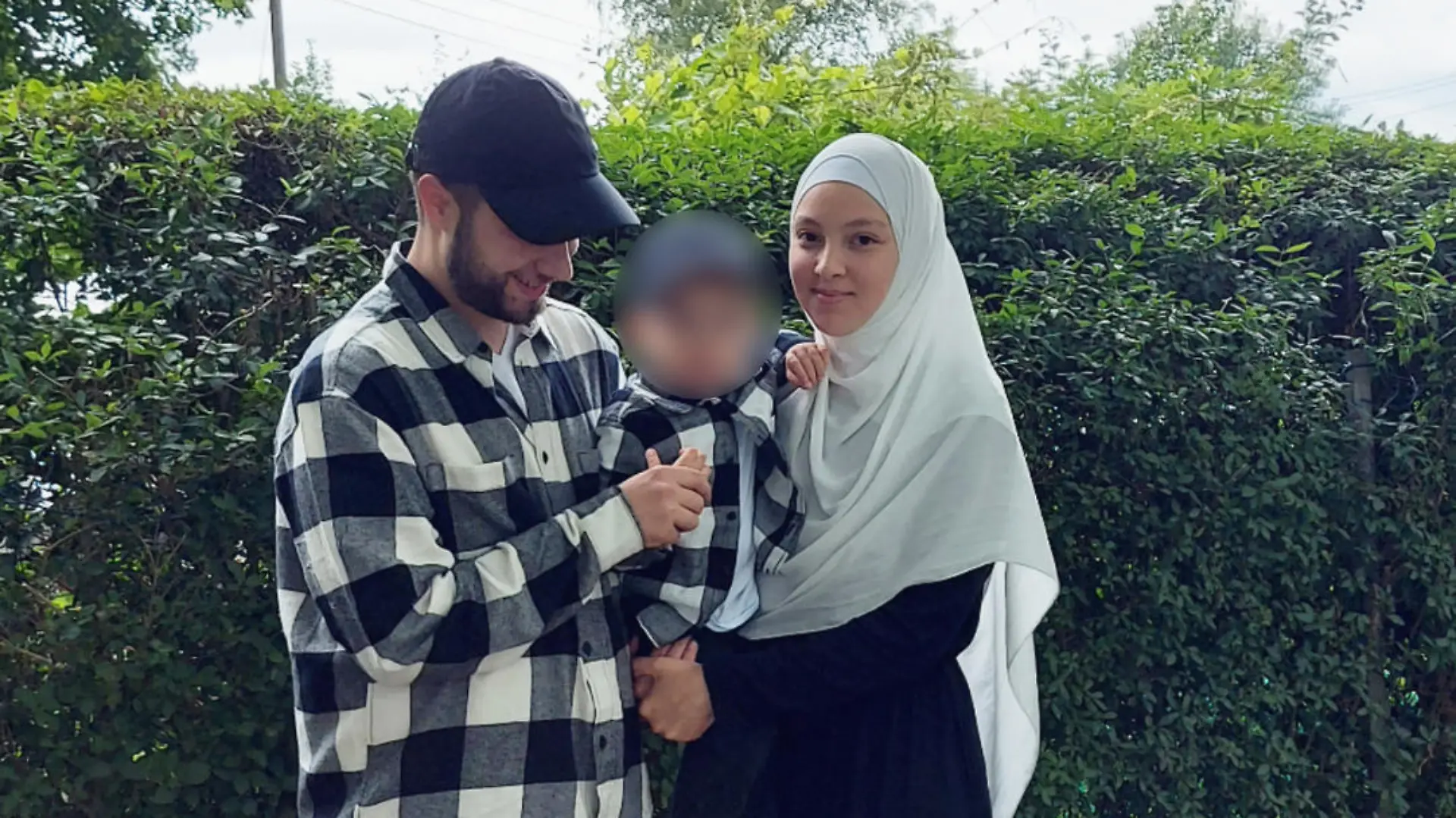 Mutter Zina L. (22) mit Ehemann Samir (24) und ihrem Sohn Yassin (1)