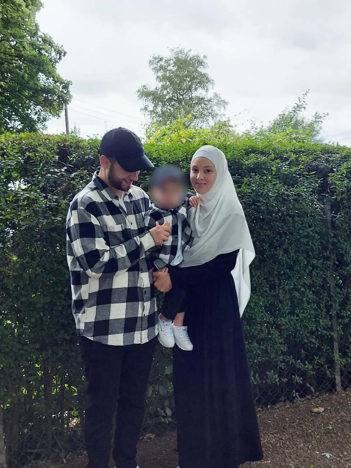 Mutter Zina L. (22) mit Ehemann Samir (24) und ihrem Sohn Yassin (1)