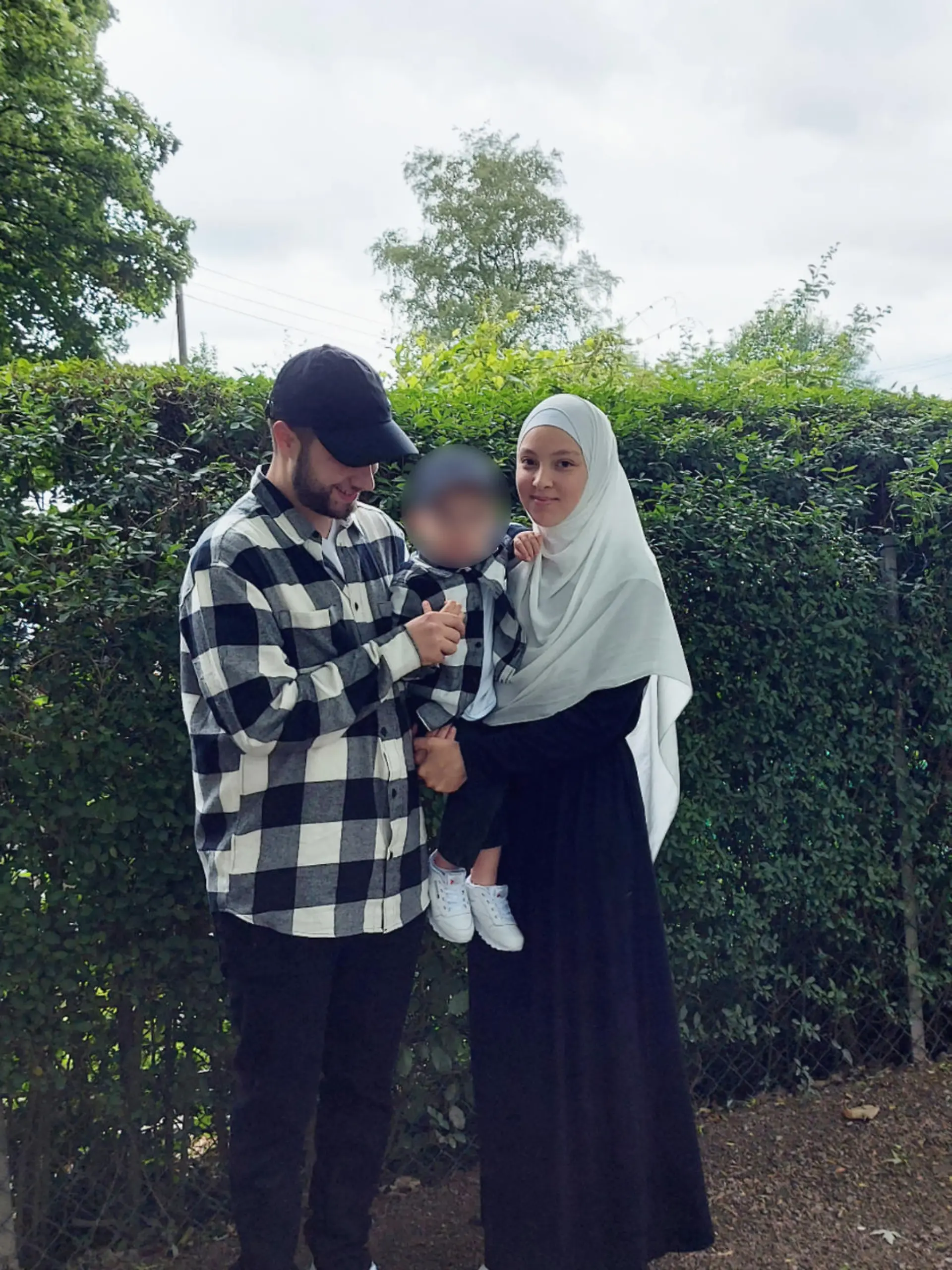 Mutter Zina L. (22) mit Ehemann Samir (24) und ihrem Sohn Yassin (1)
