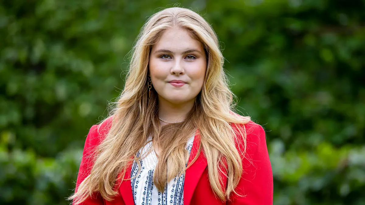 ARCHIV - 16.07.2021, Niederlande, Den Haag: Prinzessin Amalia der Niederlande, aufgenommen bei einem Fototermin der Königsfamilie im Huis ten Bosch Palast. Am 7. Dezember wird Prinzessin Catharina-Amalia Beatrix Carmen Victoria 18 Jahre alt. Foto: Patrick van Katwijk/Dutch Photo Press/dpa +++ dpa-Bildfunk +++