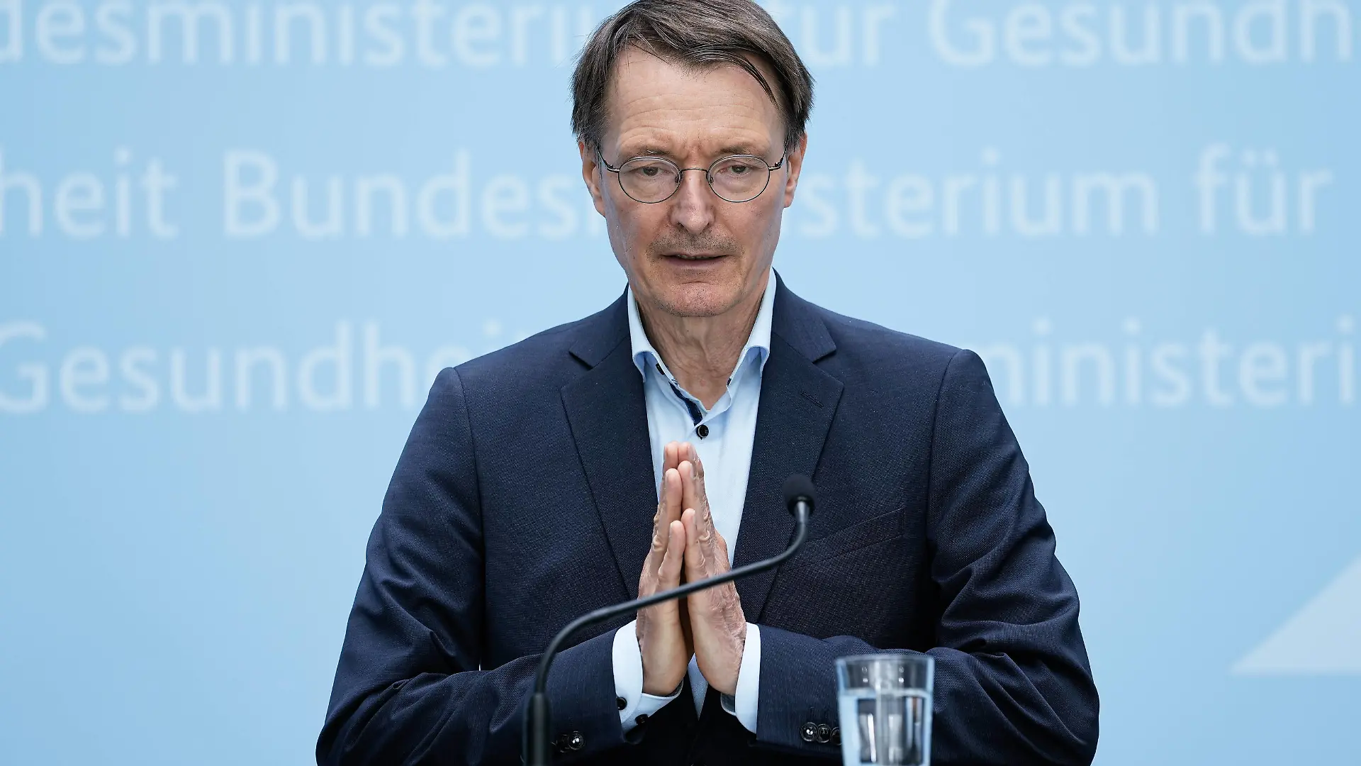 Uebergabe des 1. Stellungnahme der Krankenhauskommission Aktuell,18.02.2022,Berlin,Bundesminister für Gesundheit Prof. Dr. Karl Lauterbach im Portrait bei der Pressekonferenz zur Uebergabe des 1. Stellungnahme der Krankenhauskommission fuer die Empfehlungen der Reform der stationaeren Verguetung fuer Paediatrie, Kinderchirurgie und Geburtshilfe im Bundesgesundheitsministerium in Berlin Berlin Berlin Deutschland *** Uebergabe des 1 Stellungnahme der Krankenhauskommission Aktuell,18 02 2022,Berlin,Federal Minister of Health Prof Dr Karl Lauterbach in portrait at the press conference for the Uebergabe des 1 Stellungnahme der Krankenhauskommission fuer die Empfehlungen der Reform der stationaeren Verguetung für Paediatrie, Kinderchirurgie und