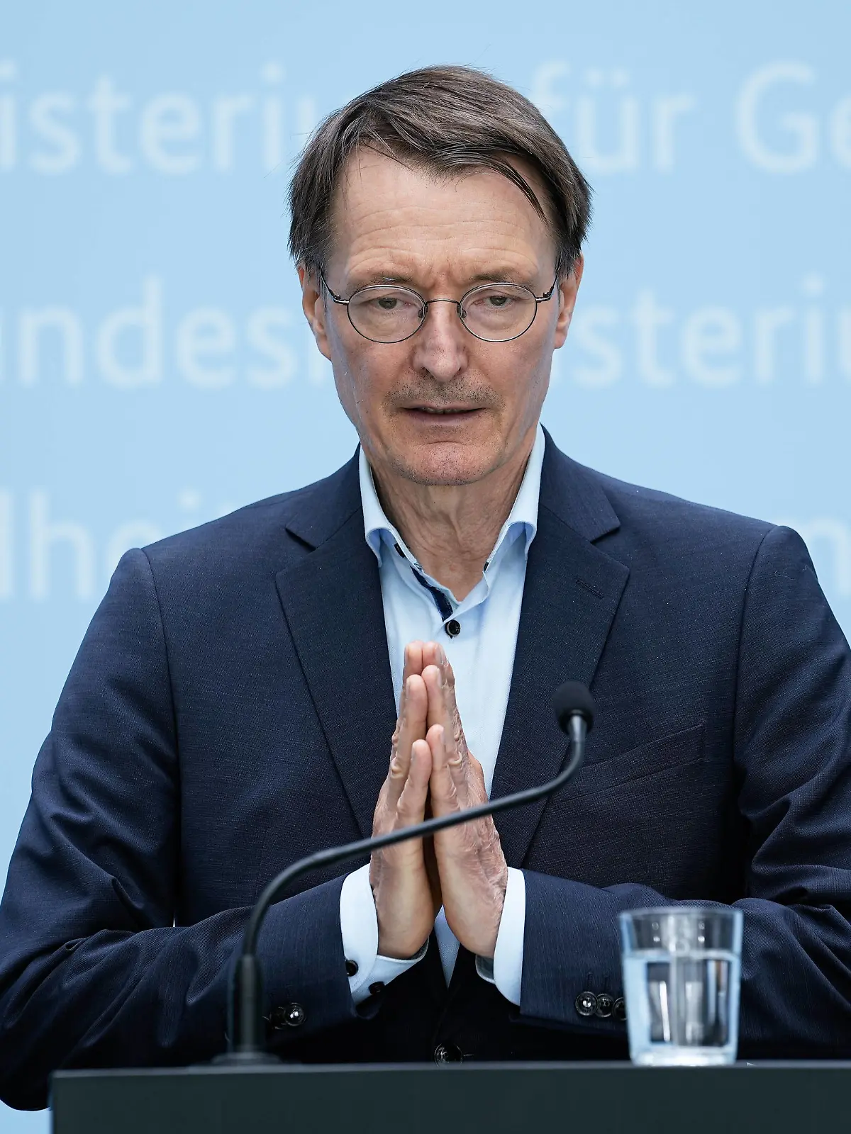  Uebergabe des 1. Stellungnahme der Krankenhauskommission Aktuell,18.02.2022,Berlin,Bundesminister für Gesundheit Prof. Dr. Karl Lauterbach im Portrait bei der Pressekonferenz zur Uebergabe des 1. Stellungnahme der Krankenhauskommission fuer die Empfehlungen der Reform der stationaeren Verguetung fuer Paediatrie, Kinderchirurgie und Geburtshilfe im Bundesgesundheitsministerium in Berlin Berlin Berlin Deutschland *** Uebergabe des 1 Stellungnahme der Krankenhauskommission Aktuell,18 02 2022,Berlin,Federal Minister of Health Prof Dr Karl Lauterbach in portrait at the press conference for the Uebergabe des 1 Stellungnahme der Krankenhauskommission fuer die Empfehlungen der Reform der stationaeren Verguetung für Paediatrie, Kinderchirurgie und