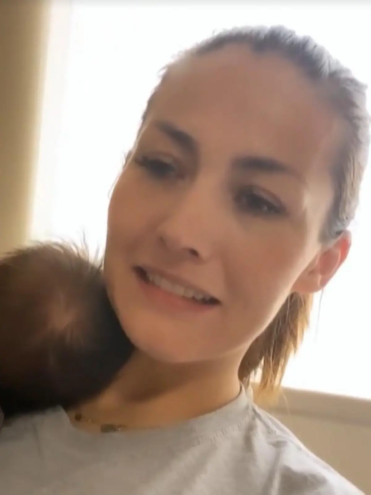 Bild zu: "Fiona Erdmann und ihre Tochter dürfen Klinik verlassen"