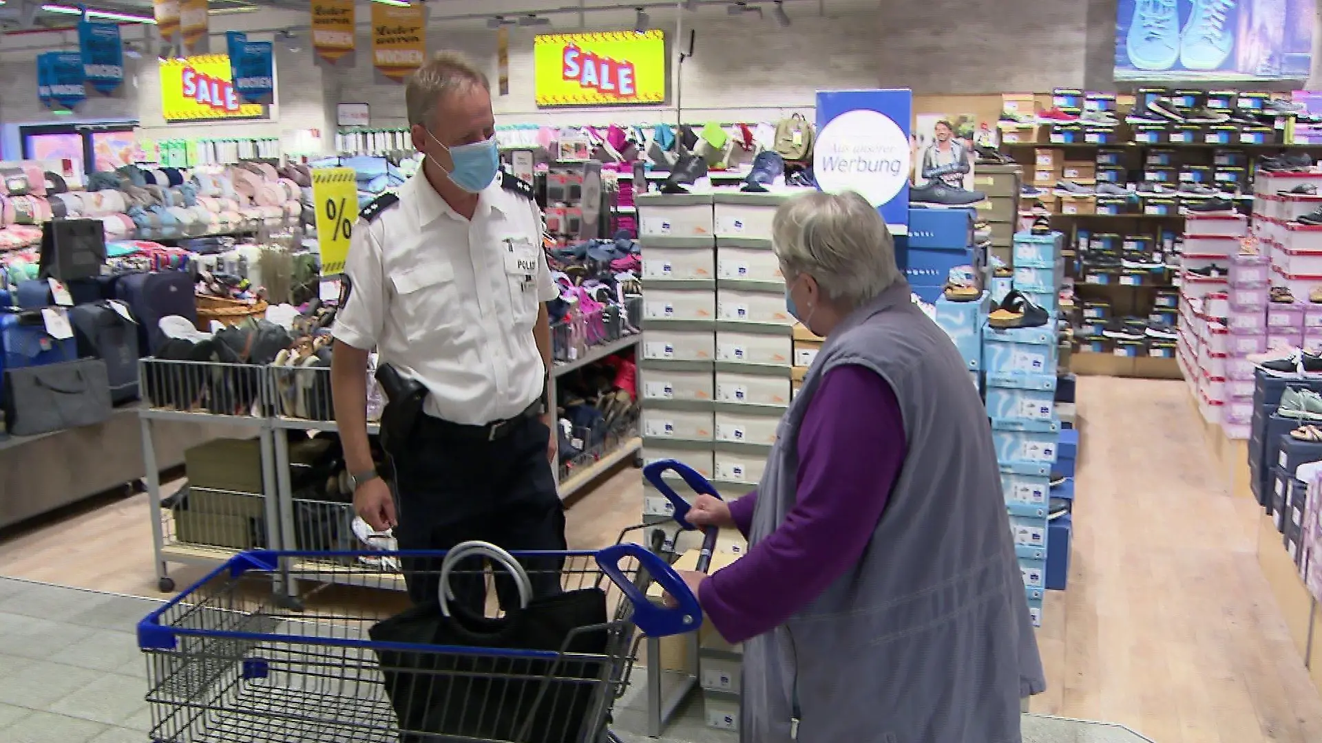 Polizeioberkommissar Christian Schmok klärt Supermarkt-Besuchende in Bad Bramstedt über Taschendiebe auf.