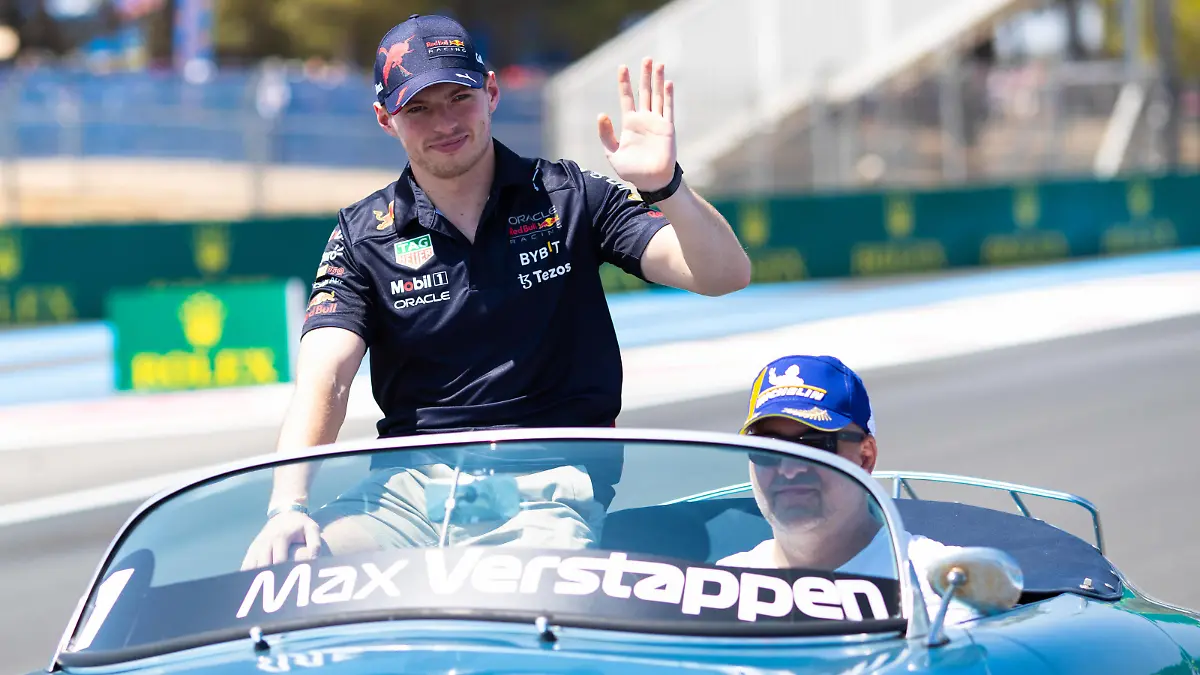 Formula 1 2022: French GP CIRCUIT PAUL RICARD, FRANCE - JULY 24: Max Verstappen, Red Bull Racing, in a Porsche 356 Cabriolet on the drivers parade during the French GP at Circuit Paul Ricard on Sunday July 24, 2022 in Le Castellet, France. Photo by Alastair Staley / LAT Images Images PUBLICATIONxINxGERxSUIxAUTxHUNxONLY GP2212_111323_D9I1041
