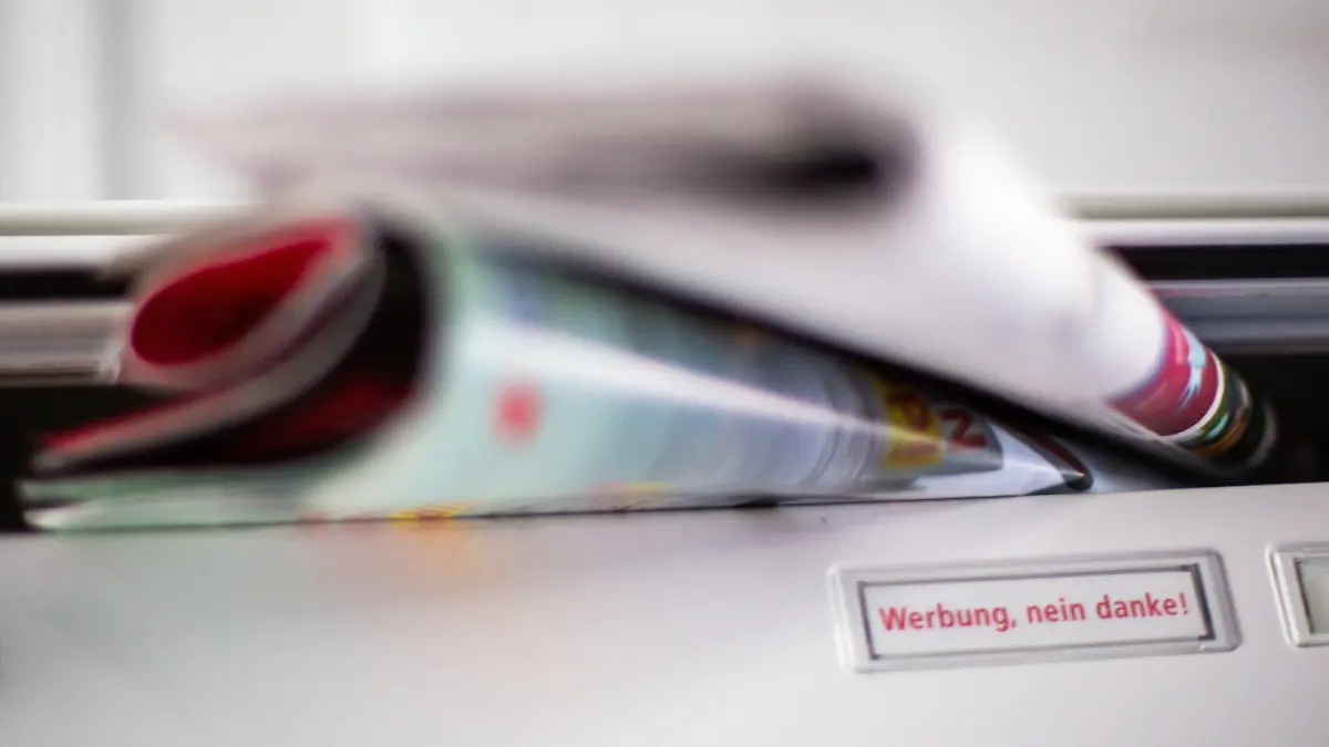 ARCHIV - 02.09.2021, Berlin: Trotz dem Hinweis «Werbung, nein Danke!» stecken diverse Werbeblättchen im Briefeinwurf. Noch landen jede Woche Abermillionen Handzettel mit Werbung in deutschen Briefkästen. Doch das könnte sich ändern. Denn immer mehr Handelsketten wollen auf die aufwendigen Prospekte verzichten. (zu dpa «Das langsame Sterben der Werbeprospekte») Foto: Fernando Gutierrez-Juarez/dpa-Zentralbild/dpa +++ dpa-Bildfunk +++