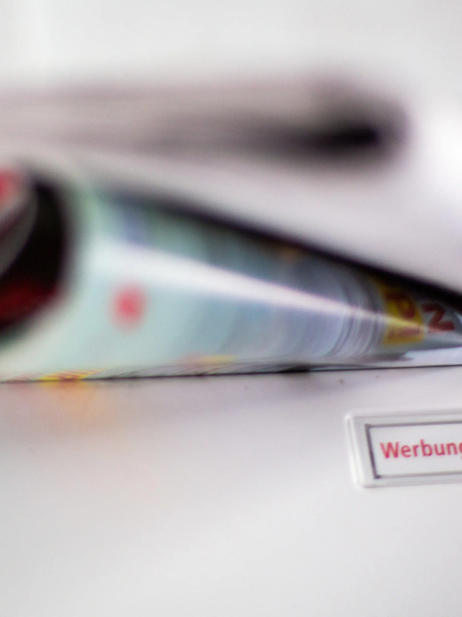 ARCHIV - 02.09.2021, Berlin: Trotz dem Hinweis «Werbung, nein Danke!» stecken diverse Werbeblättchen im Briefeinwurf. Noch landen jede Woche Abermillionen Handzettel mit Werbung in deutschen Briefkästen. Doch das könnte sich ändern. Denn immer mehr Handelsketten wollen auf die aufwendigen Prospekte verzichten. (zu dpa «Das langsame Sterben der Werbeprospekte») Foto: Fernando Gutierrez-Juarez/dpa-Zentralbild/dpa +++ dpa-Bildfunk +++