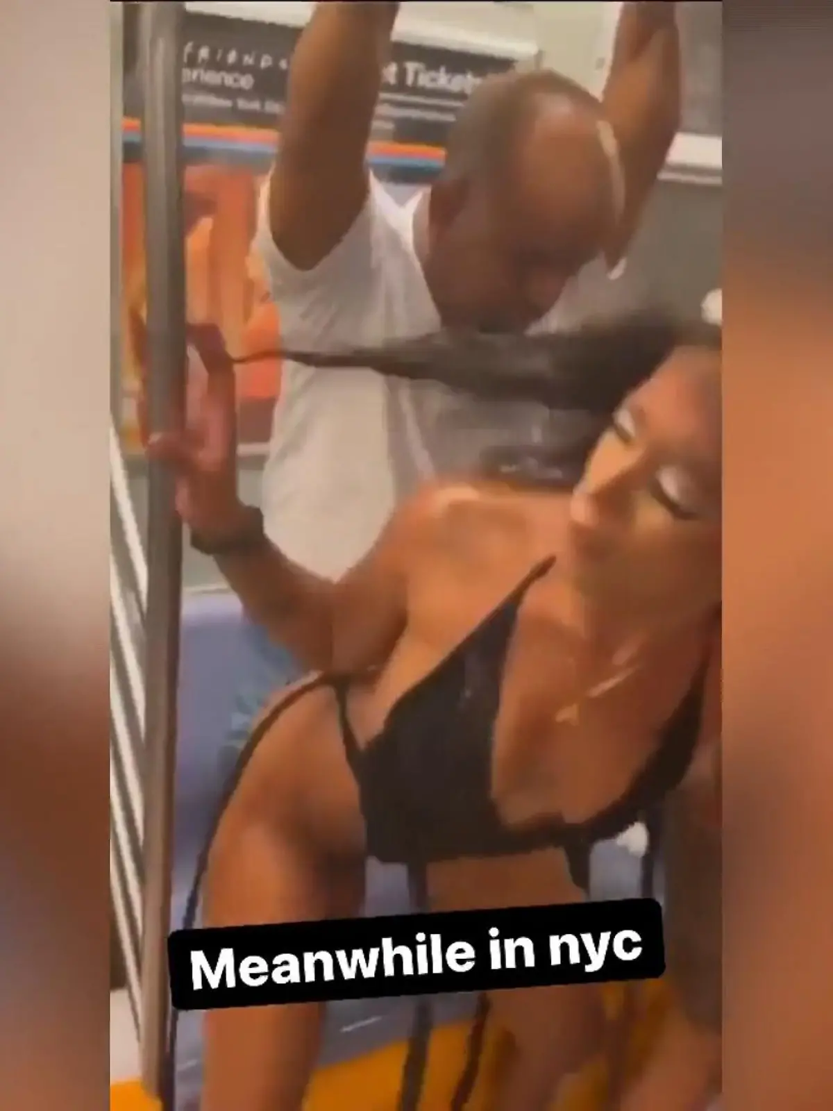 Diese Flash-Twerk-Party in einer New Yorker U-Bahn war völlig aus dem Ruder gelaufen. Während Reisende staunend zusahen und filmten, warfen die Partylöwen abwechselnd ihre Körper über eine mit Wasser geschmierte Rutsche, die auf dem Boden des Zuges stand. Doch nicht bei allen kam die Aktion gut an.