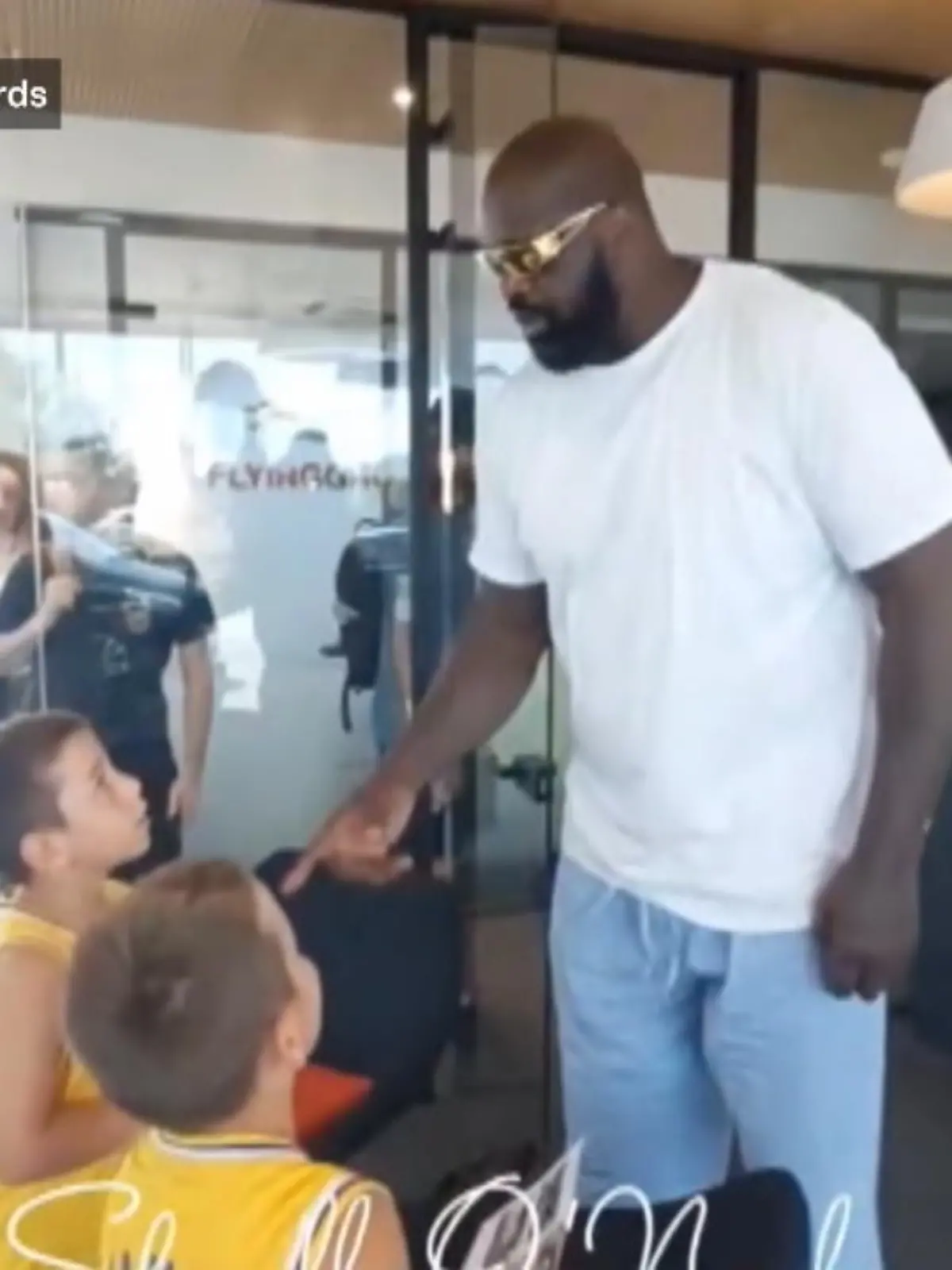 Der Ex-Profibasketballspieler Shaquille O'Neal ist zu Besuch in Deutschland. Da lässt er es sich nicht nehmen auch seinen kleinsten Fans zu überraschen.