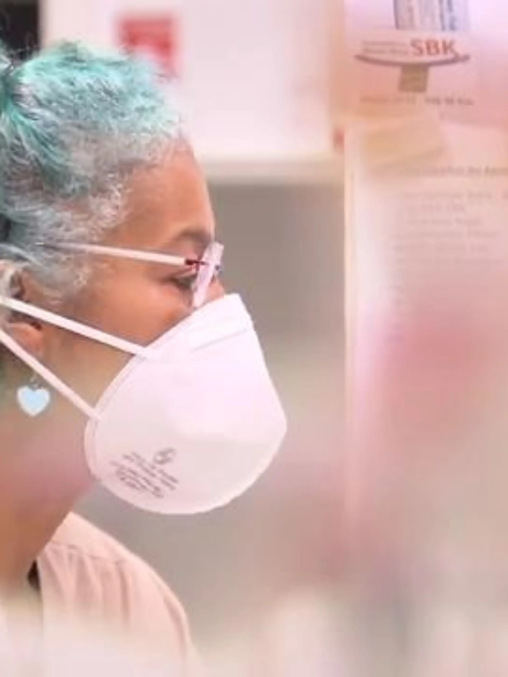 Mandy Altmann macht ihren Job als Pflegeassistentin in der Kreisklinik in Groß-Gerau gerne. Sie übernimmt die Organisation, besetzt das Telefon und greift so den Pflegern unter die Arme. Doch damit könnte bald Schluss sein: denn Gesundheitsminister Karl Lauterbach will ein neues Gesetz einführen, dass die Bezahlung der Pflegekräfte in Krankenhäusern neu festlegt. Allerdings gilt das nur für die Pflegekräfte, die direkt am Patienten arbeiten. Hilfskräfte wie Mandy sollen nur durch Fallpauschalen bezahlt werden. Was es mit dem neuen Gesetz auf sich hat, erklären wir im Video!