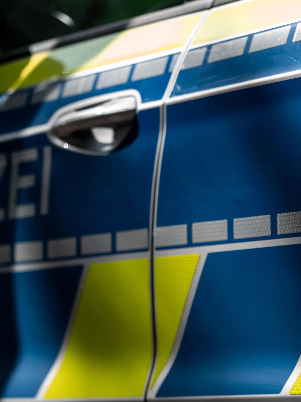 ILLUSTRATION - Das Wappen der Polizei Nordrhein-Westfalen und der Schriftzug «Polizei» sind auf einem Polizeiauto zu sehen. Bei der Polizei in Nordrhein-Westfalen werden 29 Beamte verdächtigt, an mindestens fünf rechtsextremen Chat-Gruppen beteiligt gewesen zu seinDer 69-jährige Tatverdächtige war am letzten Mittwoch festgenommen worden, danach aber mangels Haftgründen aus dem Polizeigewahrsam entlassen worden.