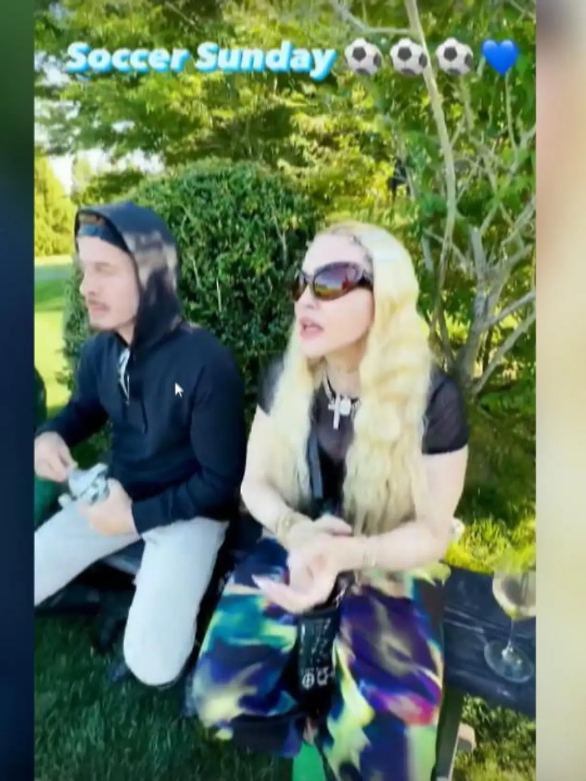 Bild zu: "Super-Mama Madonna beim Fußball"