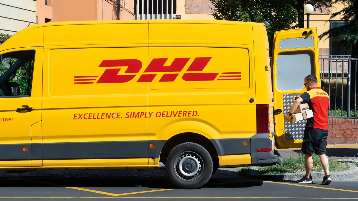 Italien: DHL Postauto in Bologna. Foto vom 04. September 2019.