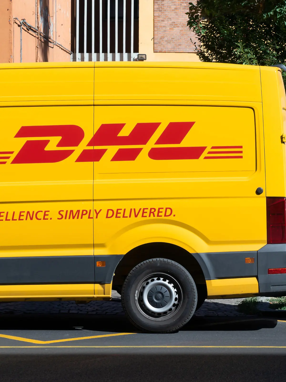 Italien: DHL Postauto in Bologna. Foto vom 04. September 2019.